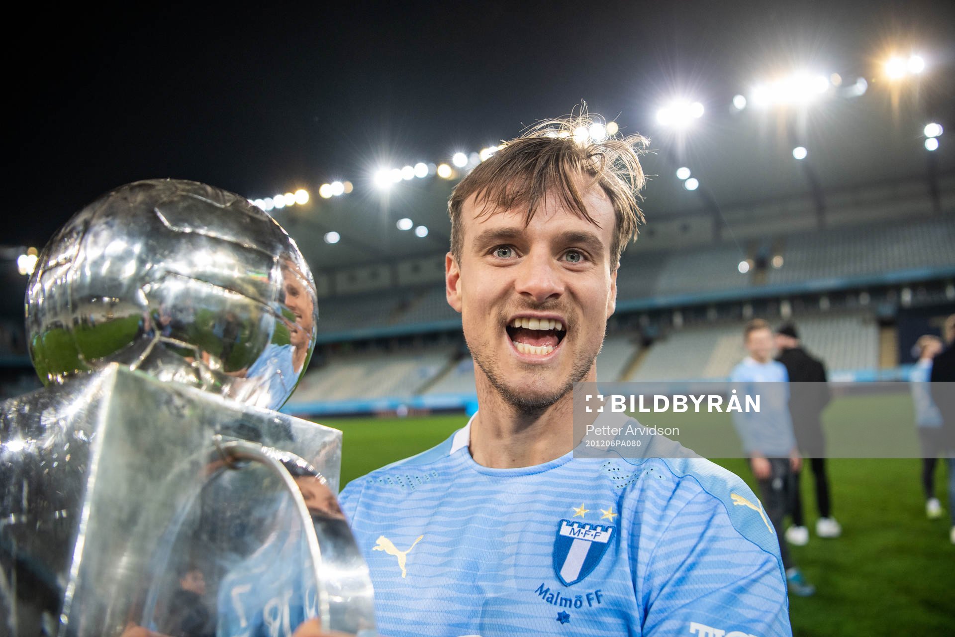Malmö FFs Eric Larsson  jublar med Lennart Johanssons pokal