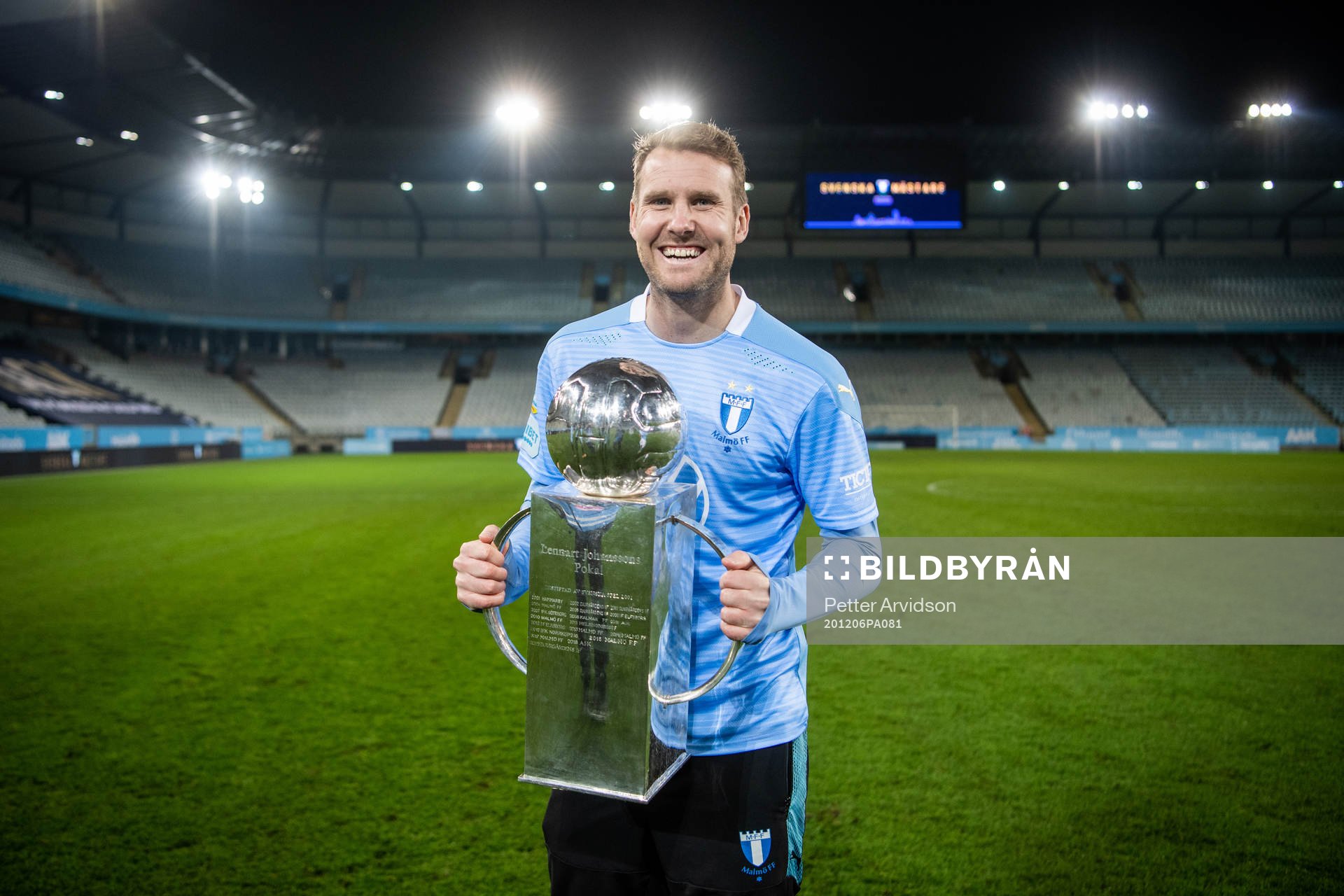 Malmö FFs Ola Toivonen jublar med Lennart Johanssons pokal