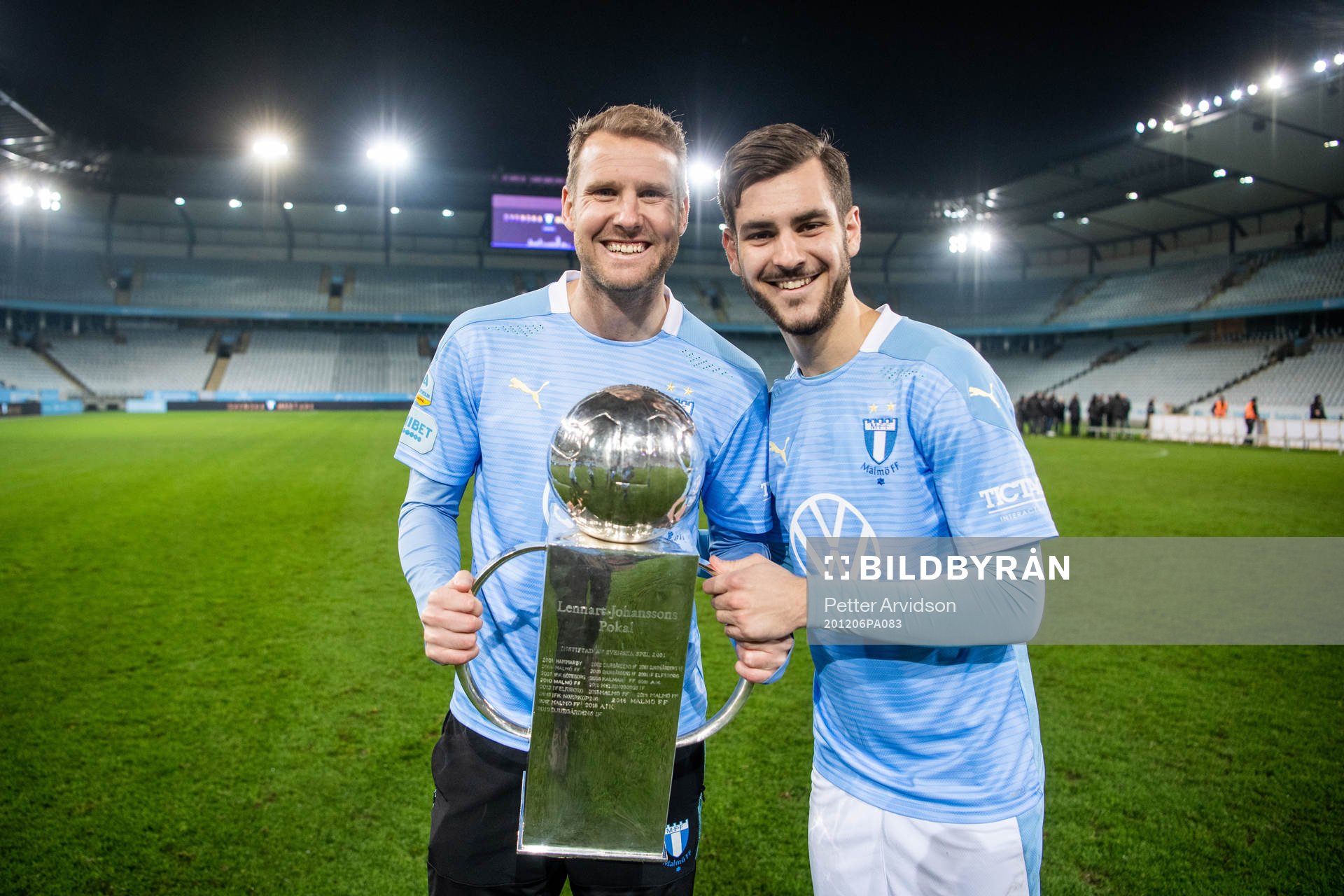Malmö FFs Ola Toivonen och Adi Nalic jublar med Lennart