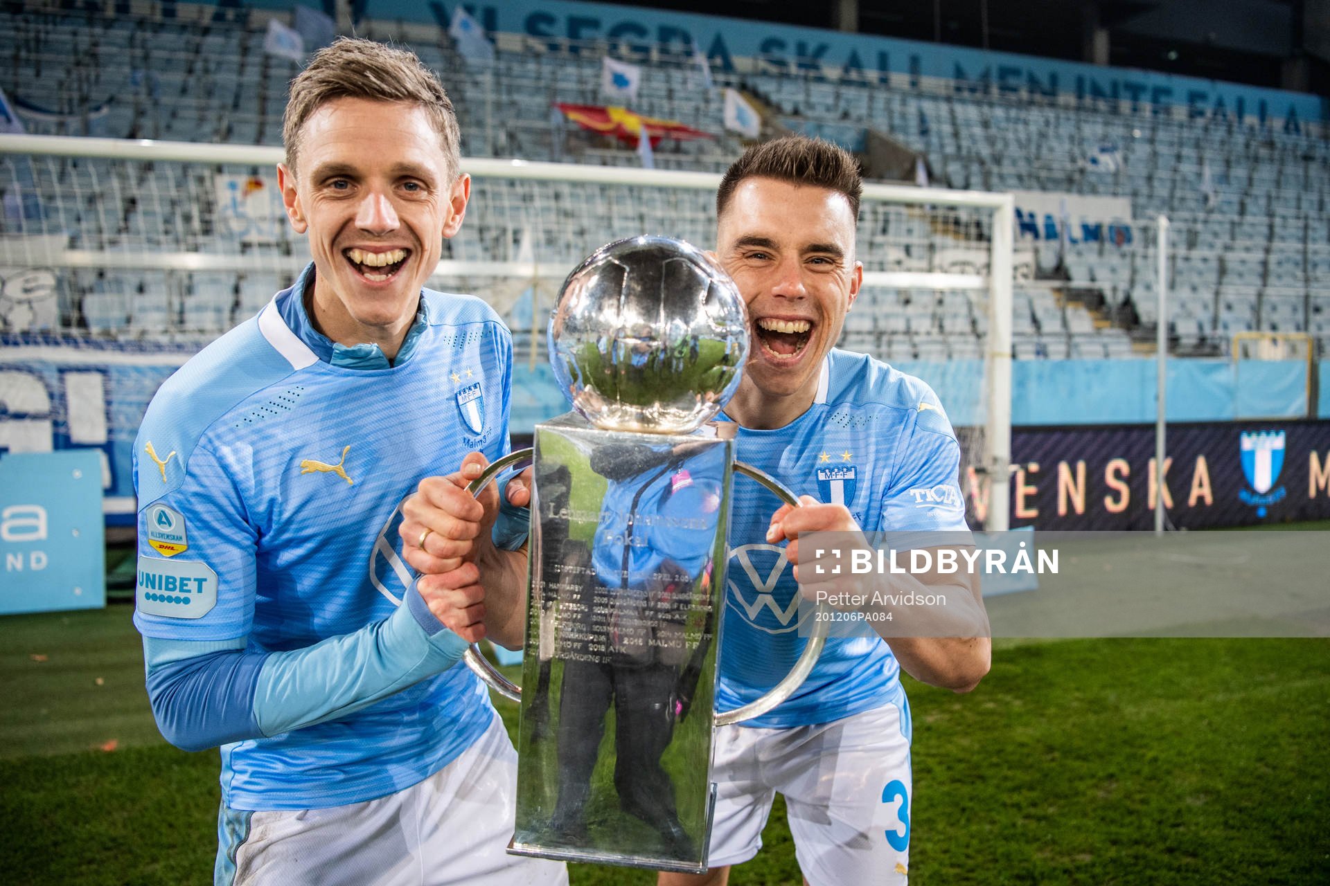 Malmö FFs Sören Rieks och Jonas Knudsen jublar med Lennart Johanssons pokal efter fotbollsmatchen i Allsvenskan mellan Malmö FF och Östersund den 6 december 2020 i Malmö.