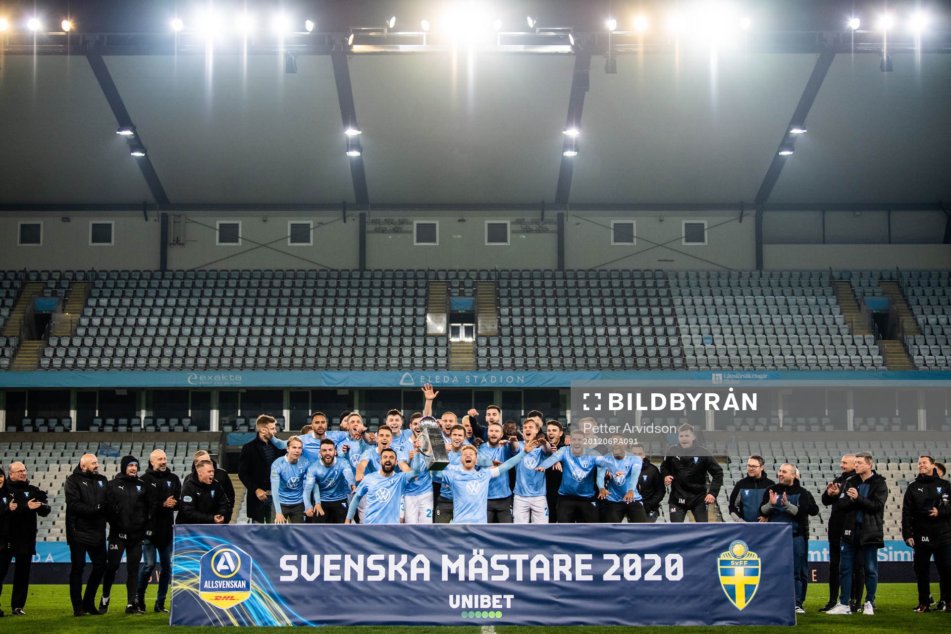 Malmö FFs spelare jublar med Lennart Johanssons pokal