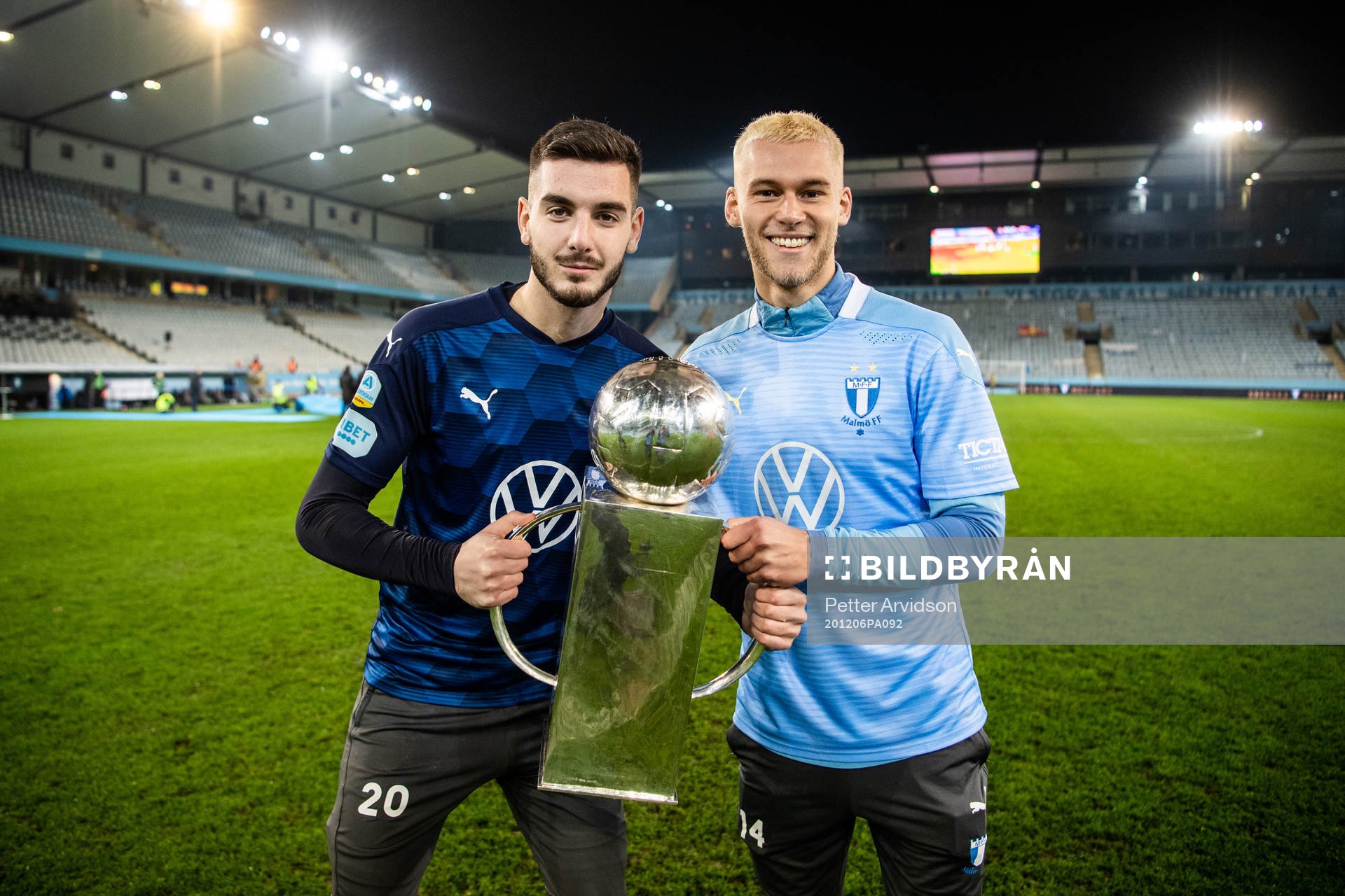Malmö FFs målvakt Marko Johansson och Felix Beijmo jublar med Lennart Johanssons pokal efter fotbollsmatchen i Allsvenskan mellan Malmö FF och Östersund den 6 december 2020 i Malmö.