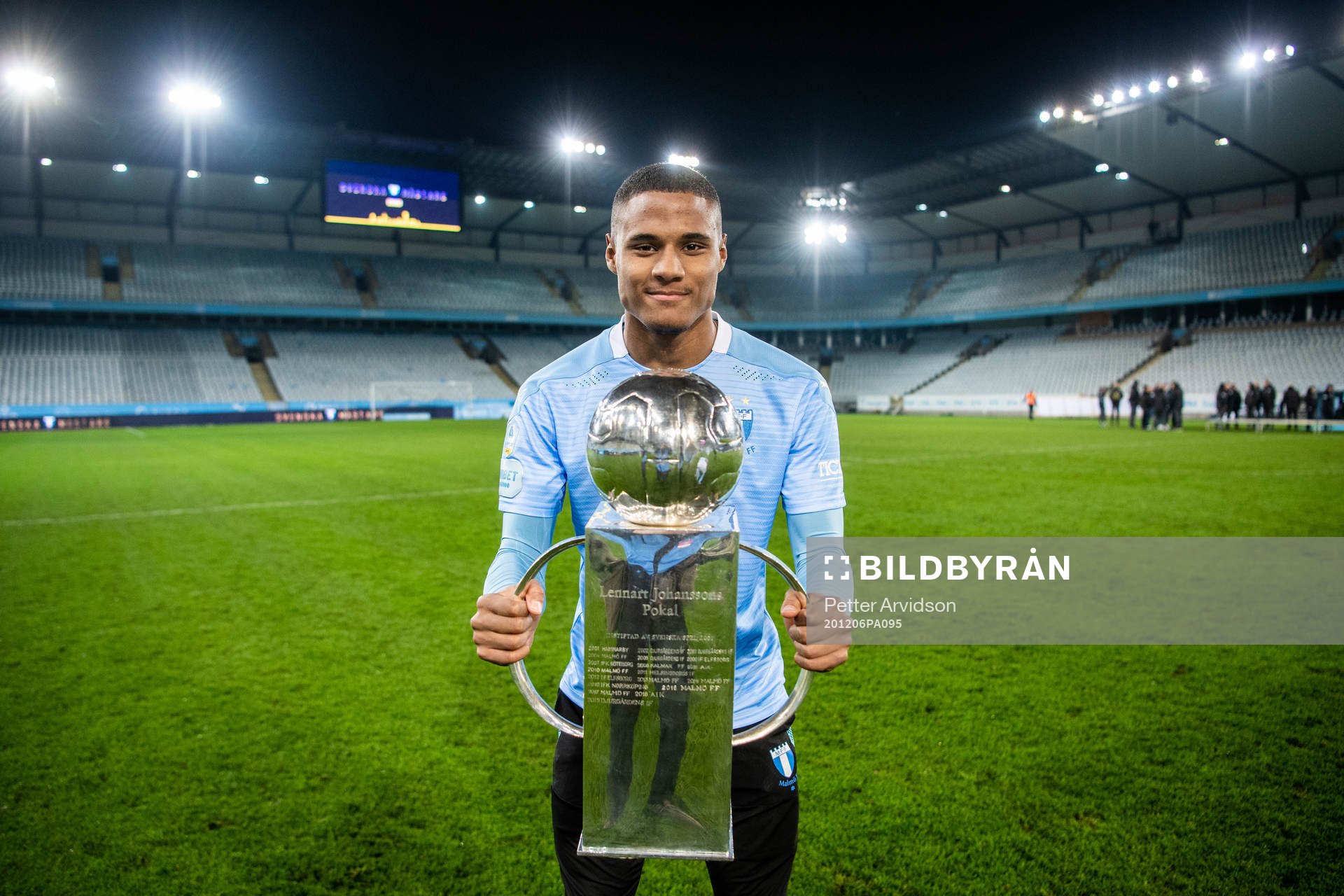 Malmö FFs Amin Sarr jublar med Lennart Johanssons pokal