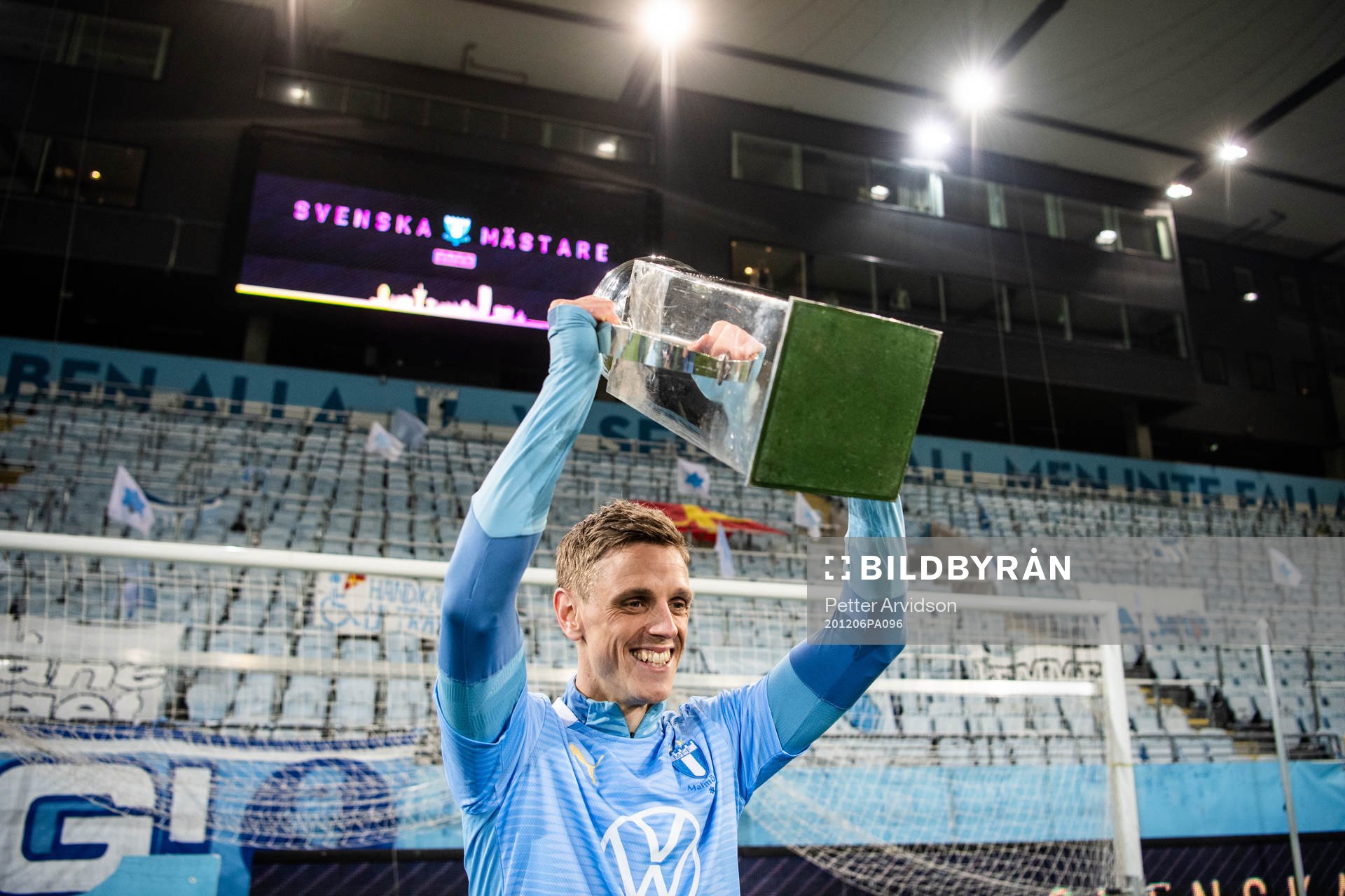 Malmö FFs Sören Rieks jublar med Lennart Johanssons pokal