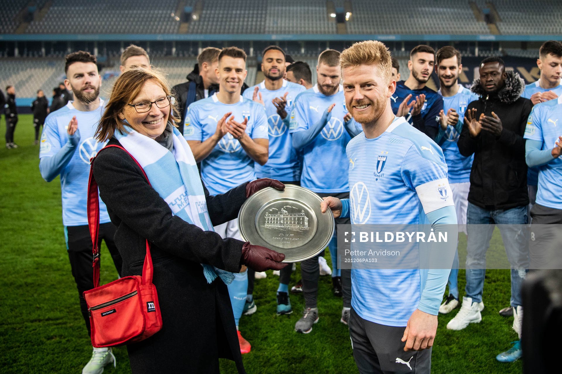 Malmö Stad delar ut ett pris till Malmö FFs Malmö FFs Anders Christiansen efter fotbollsmatchen i Allsvenskan mellan Malmö FF och Östersund den 6 december 2020 i Malmö.