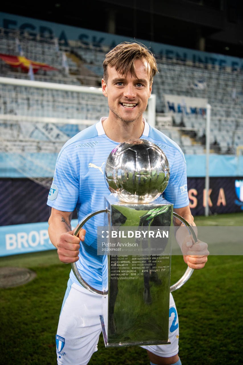 Malmö FFs Eric Larsson jublar med Lennart Johanssons pokal