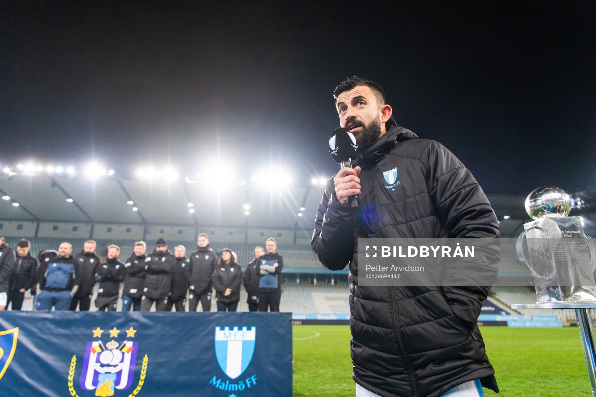 Malmö FFs Behrang Safari håller tal när han hyllas