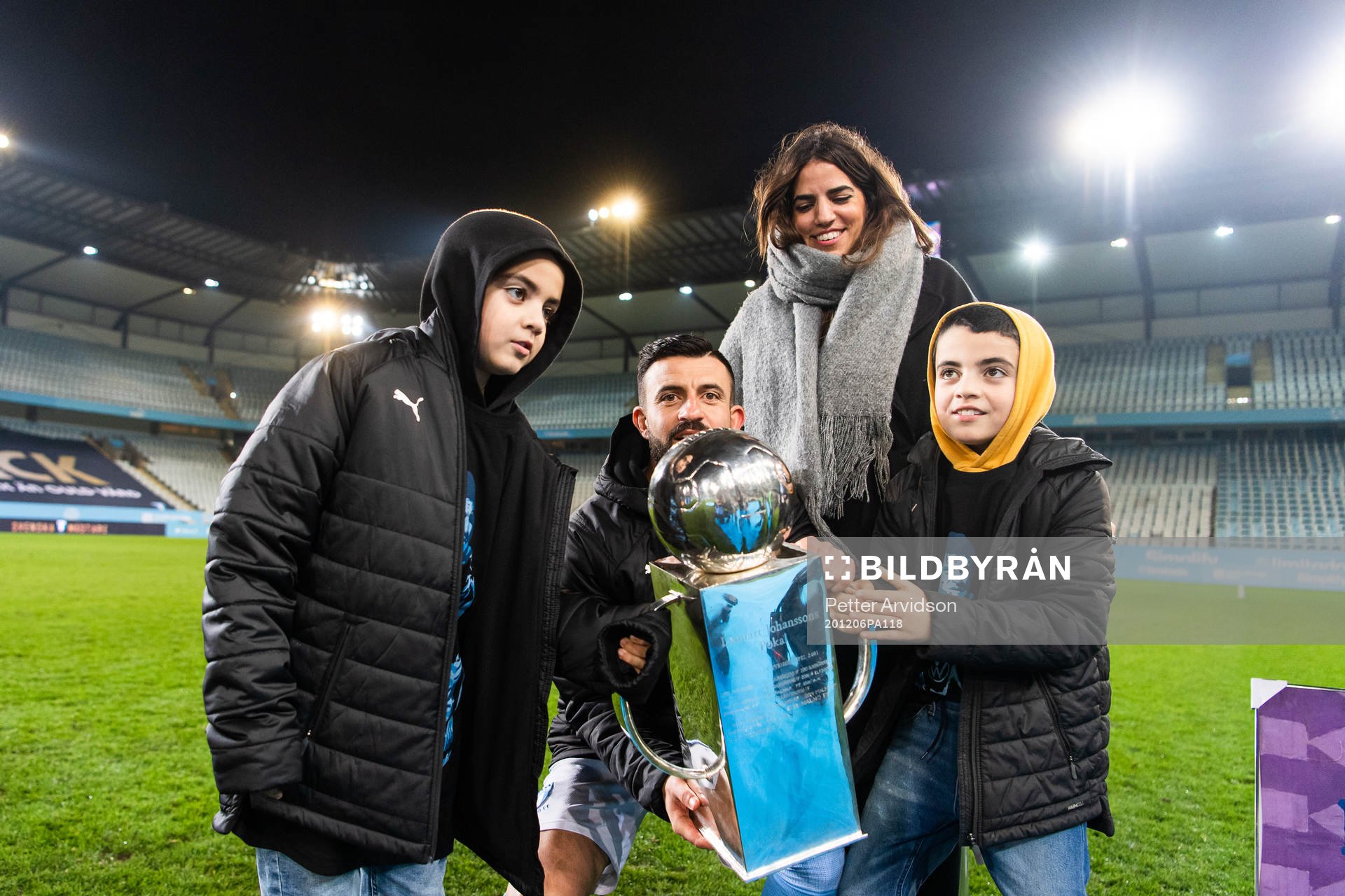 Malmö FFs Behrang Safari med sin familj när han hyllas