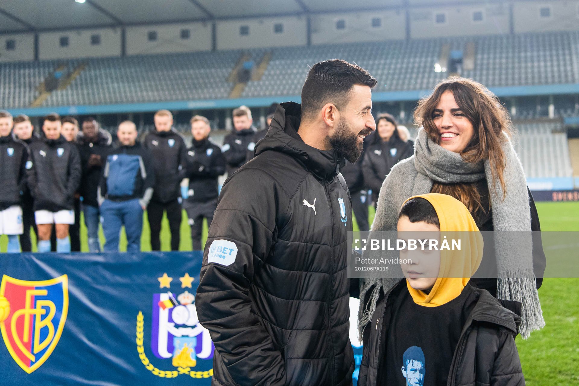 Malmö FFs Behrang Safari med sin familj när han hyllas
