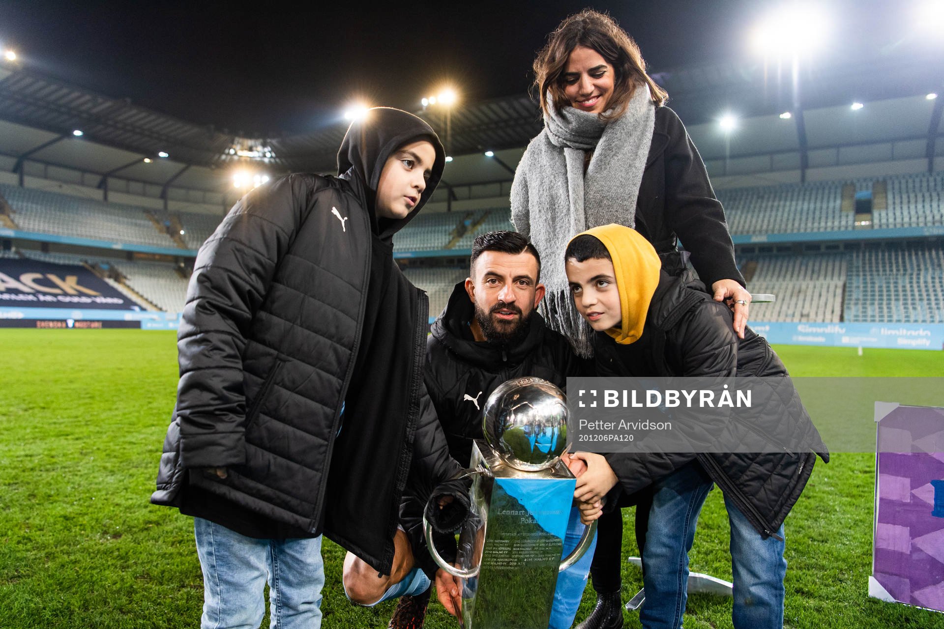 Malmö FFs Behrang Safari med sin familj när han hyllas