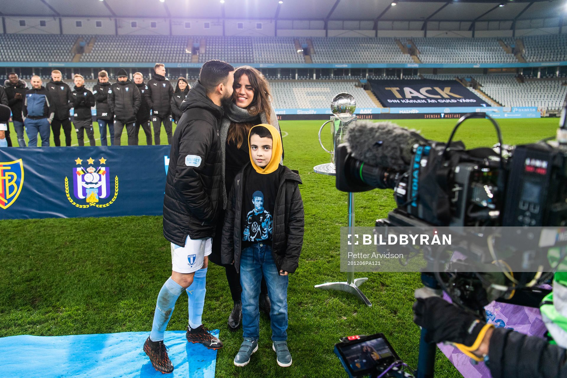 Malmö FFs Behrang Safari med sin familj när han hyllas