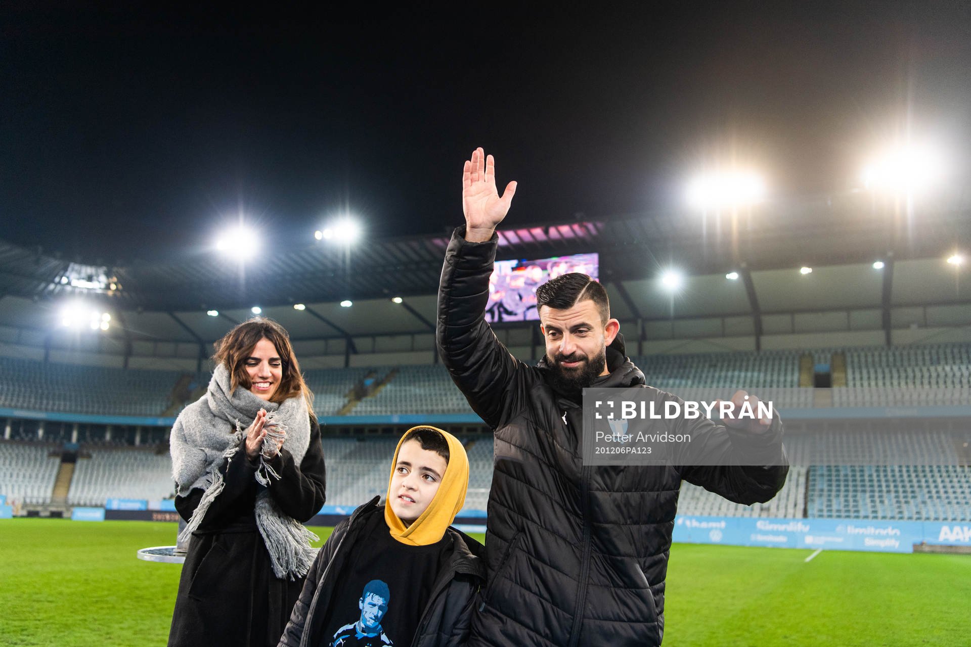 Malmö FFs Behrang Safari med sin familj när han hyllas