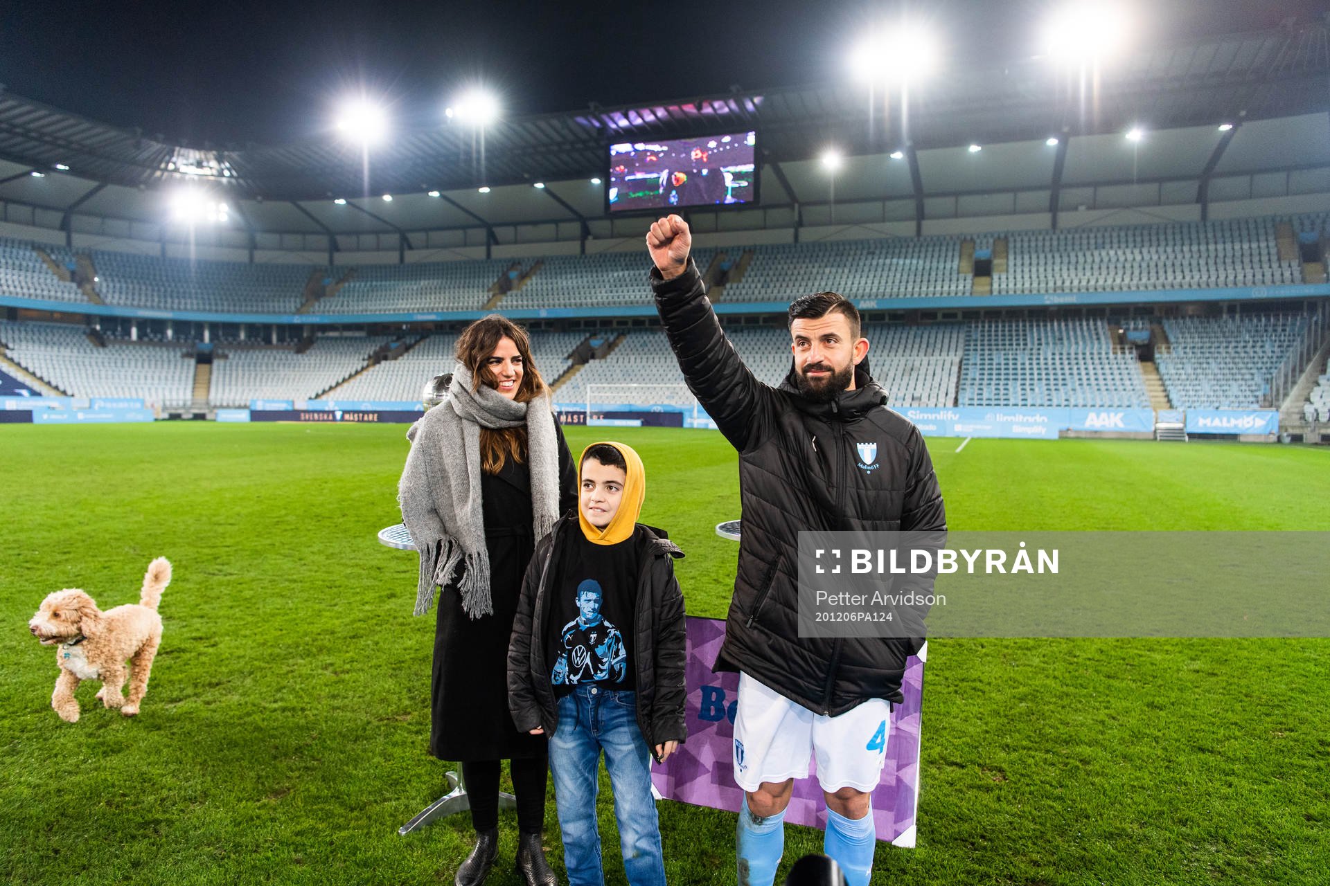 Malmö FFs Behrang Safari med sin familj när han hyllas
