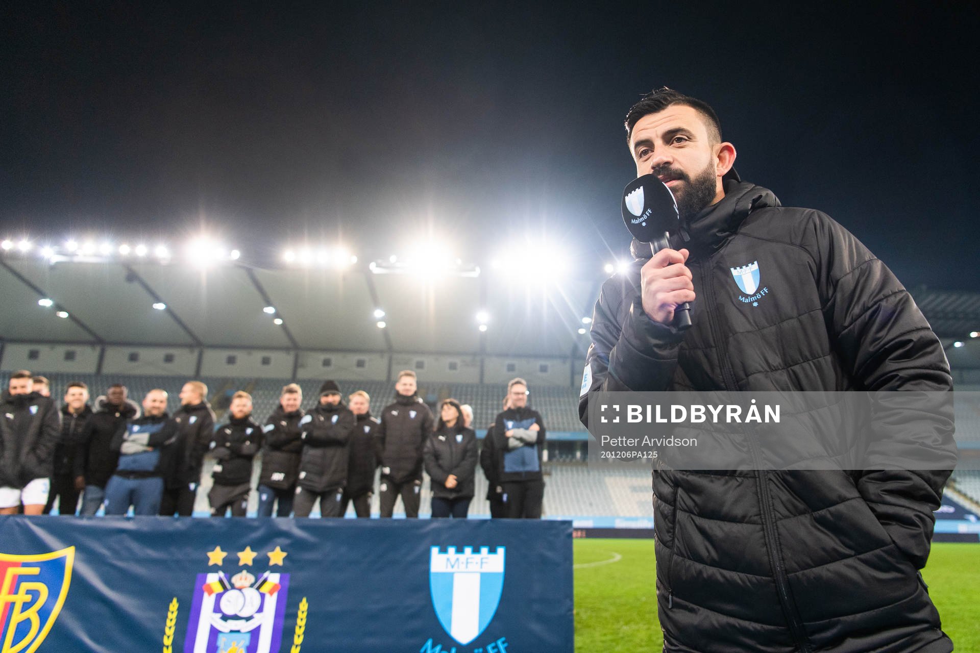 Malmö FFs Behrang Safari håller tal när han hyllas