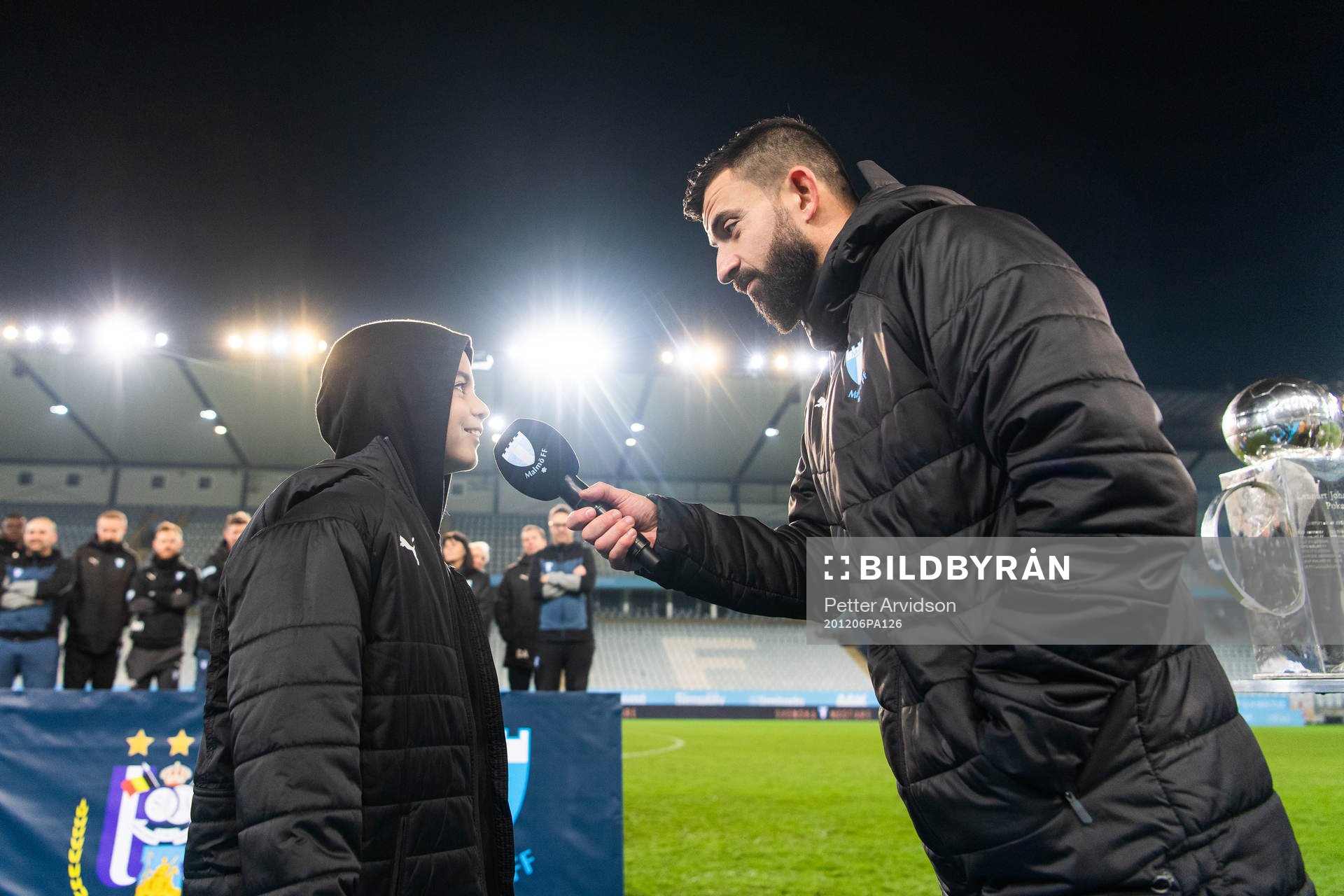 Malmö FFs Behrang Safari med sin son Leon som håller tal