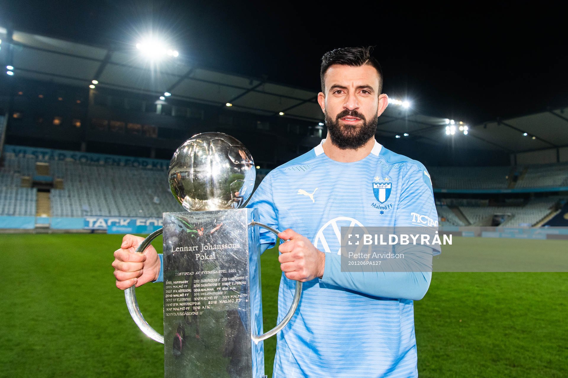 Malmö FFs Behrang Safari med Lennart Johanssons pokal