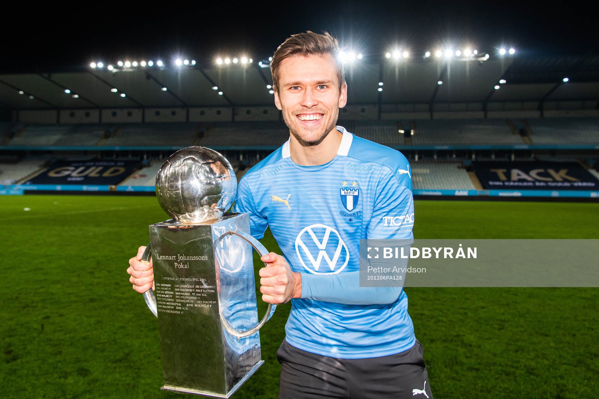 Malmö FFs Arnór Traustason med Lennart Johanssons pokal
