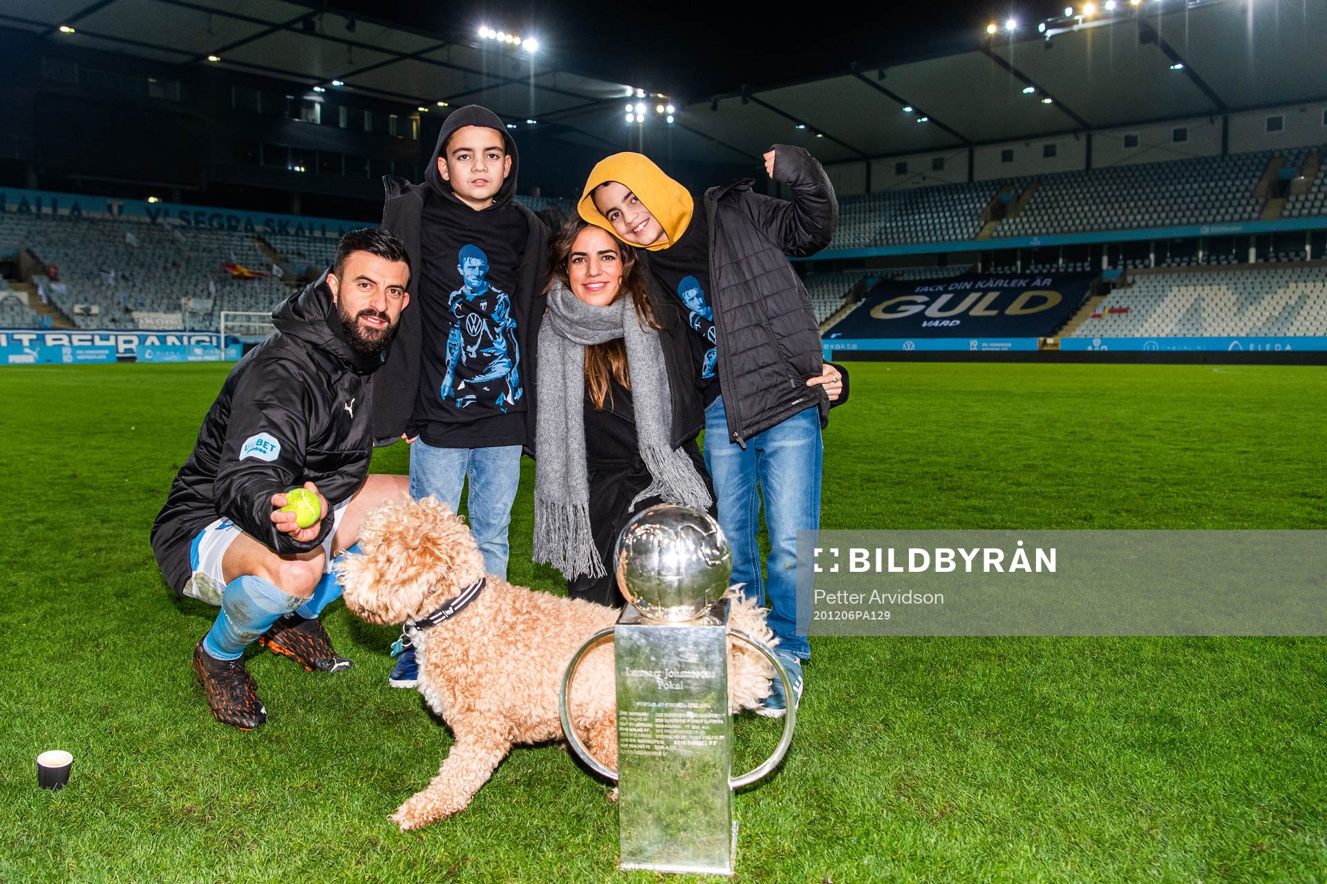 Malmö FFs Behrang Safari med sin familj och hunden Dante