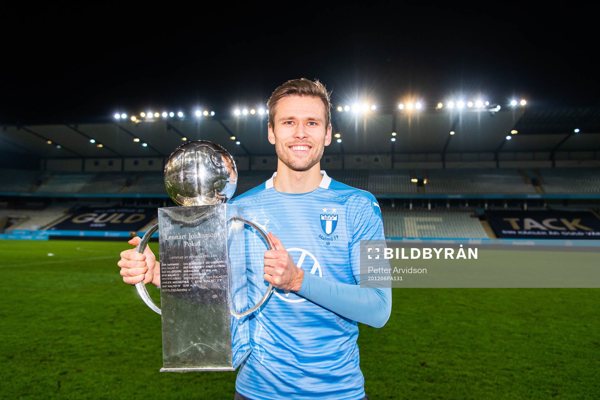 Malmö FFs Arnór Traustason med Lennart Johanssons pokal