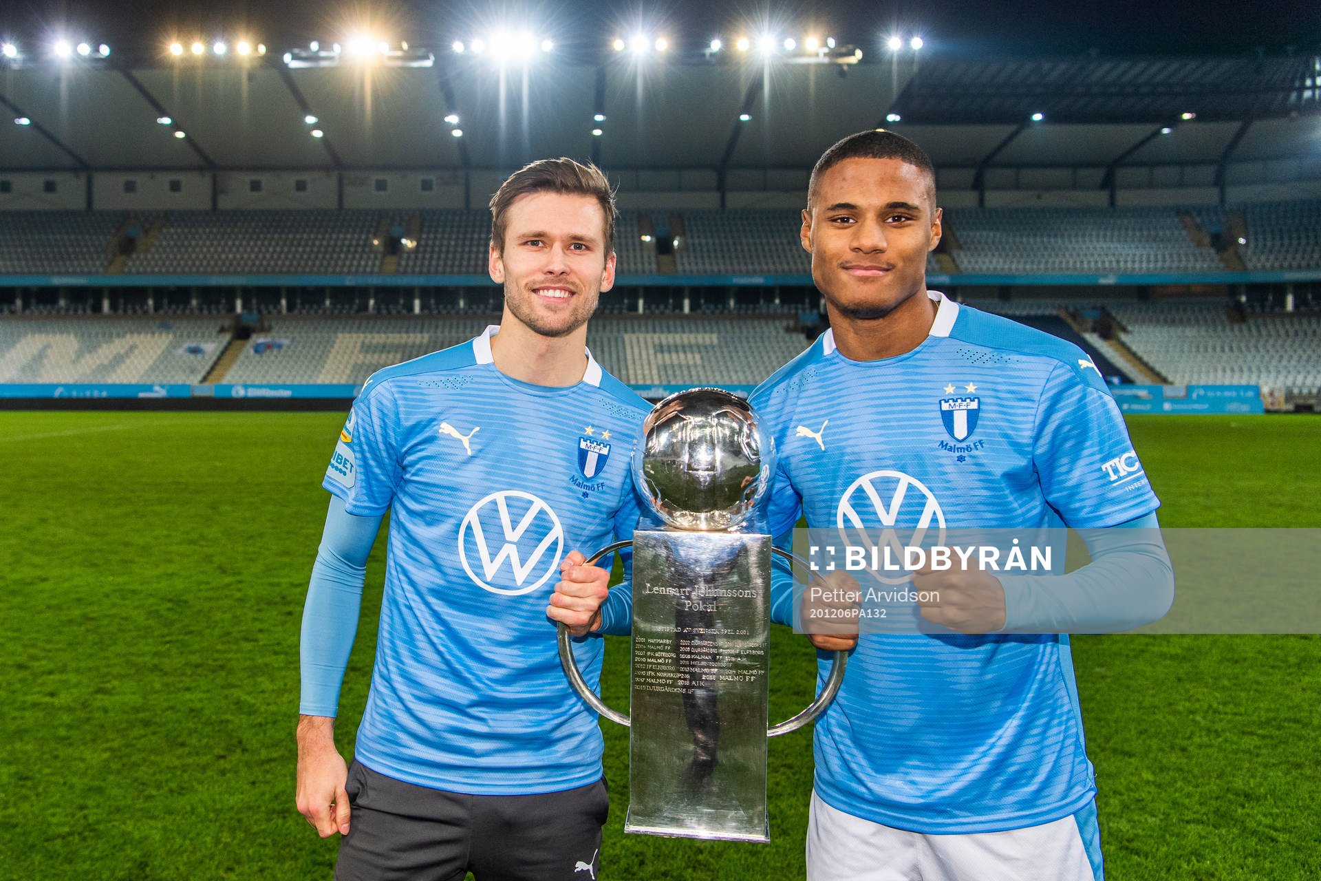 Malmö FFs Arnór Traustason och Amin Sarr med Lennart