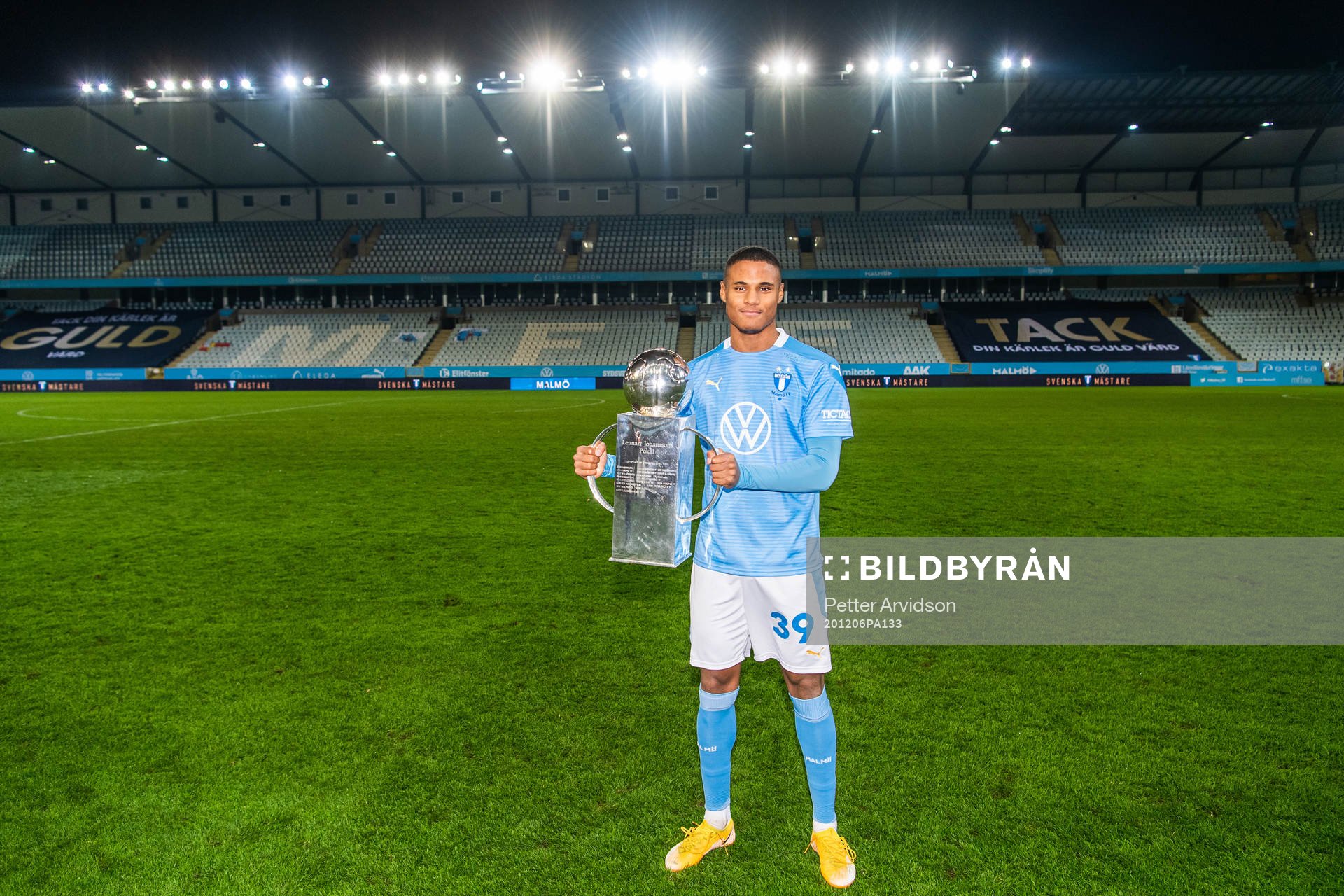 Malmö FFs Amin Sarr med Lennart Johanssons pokal