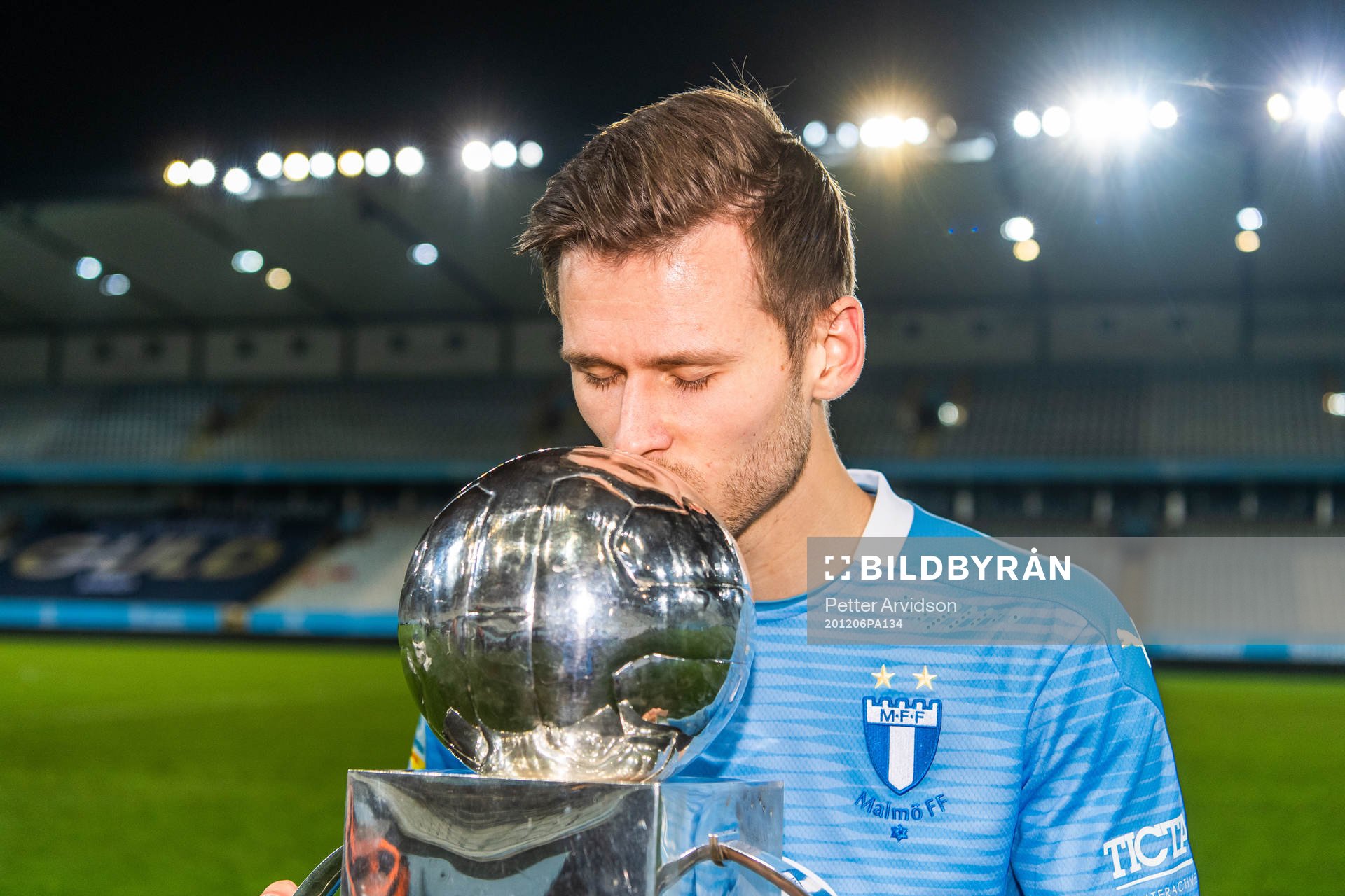 Malmö FFs Arnór Traustason med Lennart Johanssons pokal