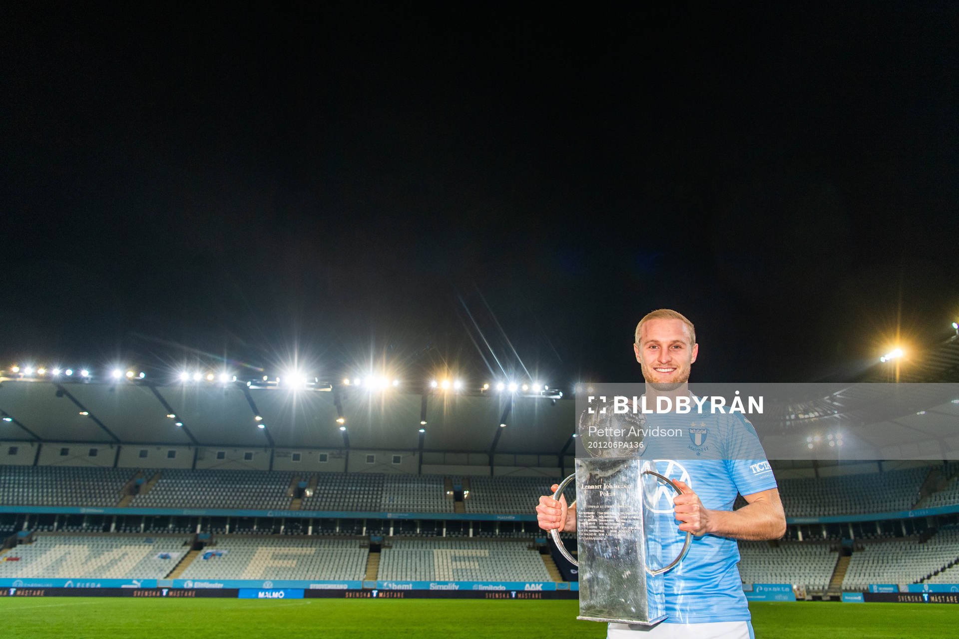 Malmö FFs Franz Brorsson med Lennart Johanssons pokal efter fotbollsmatchen i Allsvenskan mellan Malmö FF och Östersund den 6 december 2020 i Malmö.