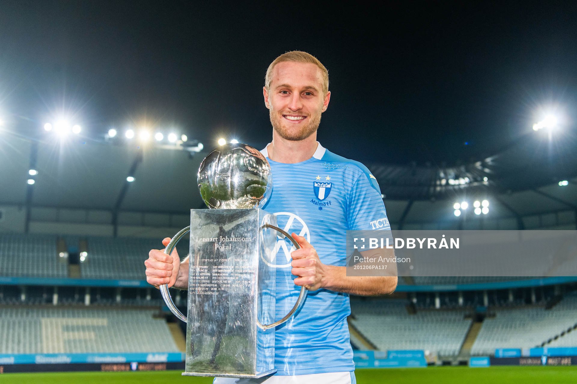Malmö FFs Franz Brorsson med Lennart Johanssons pokal