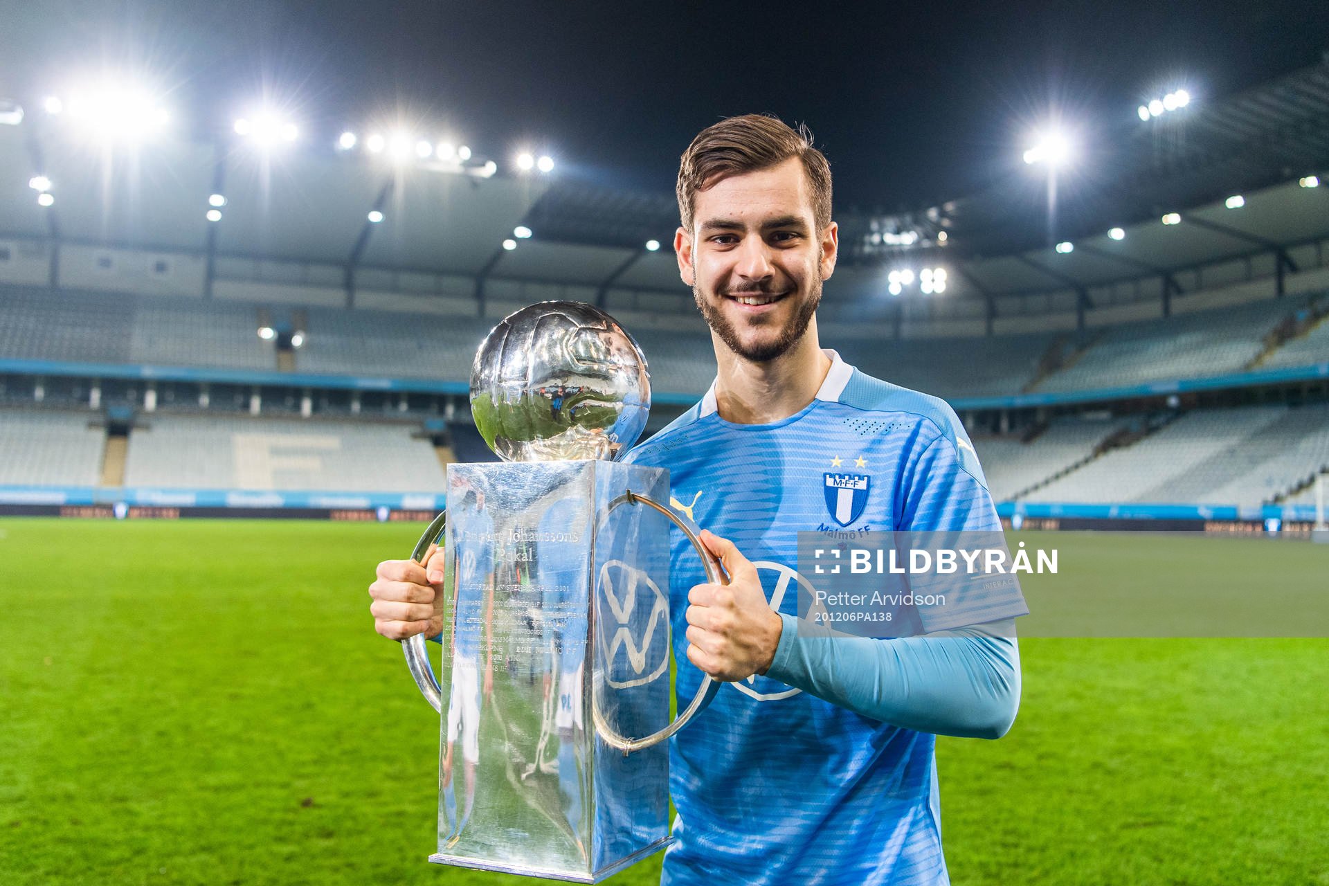 Malmö FFs Adi Nalic med Lennart Johanssons pokal