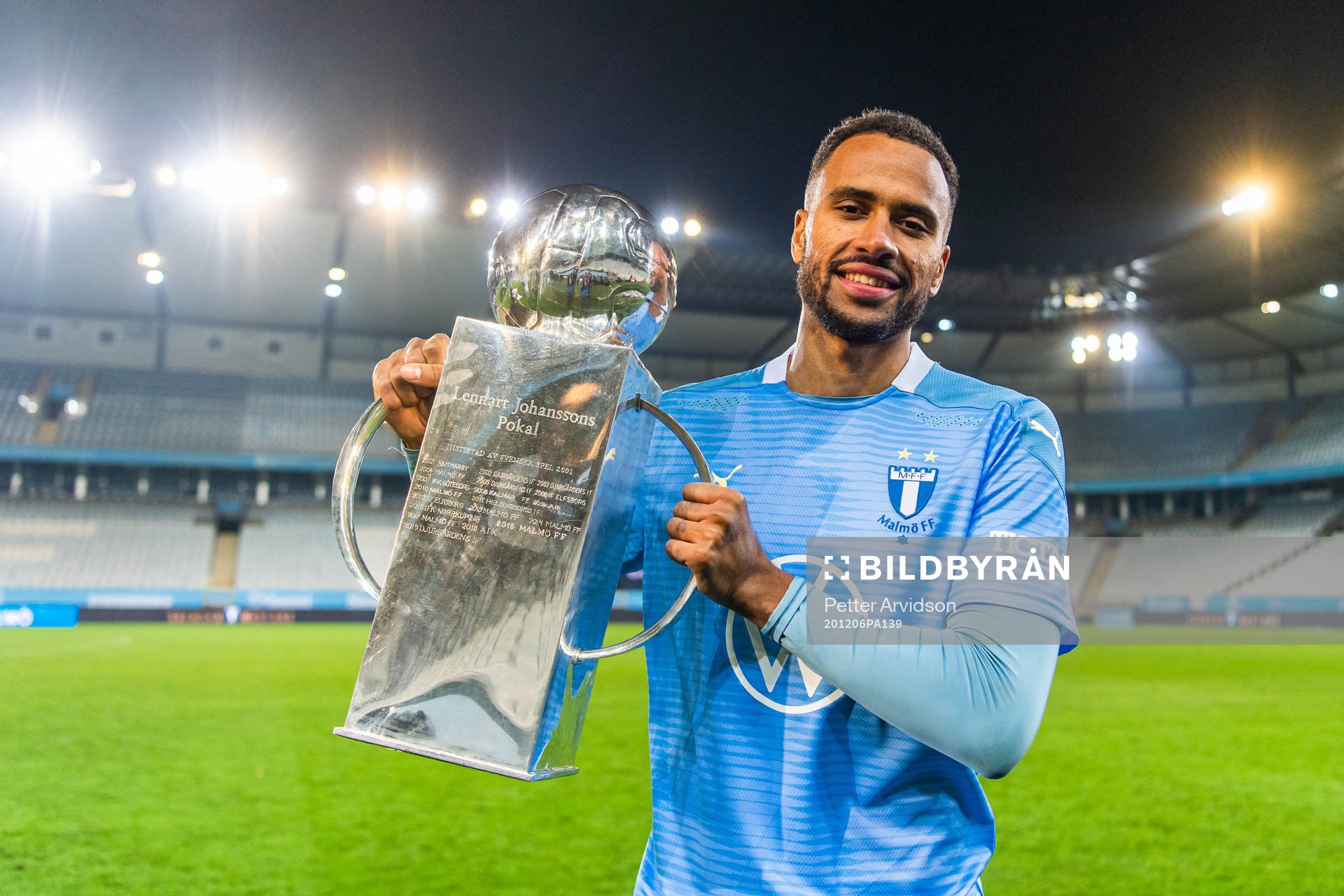 Malmö FFs Isaac Kiese Thelin med Lennart Johanssons pokal