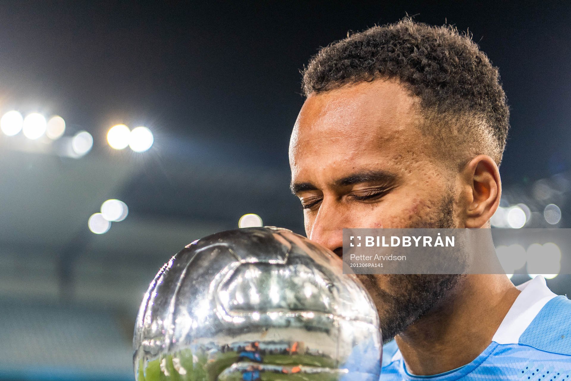 Malmö FFs Isaac Kiese Thelin med Lennart Johanssons pokal