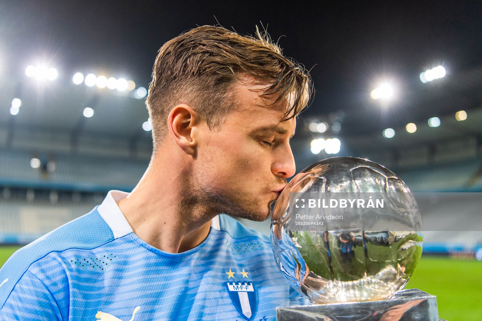 Malmö FFs Eric Larsson med Lennart Johanssons pokal