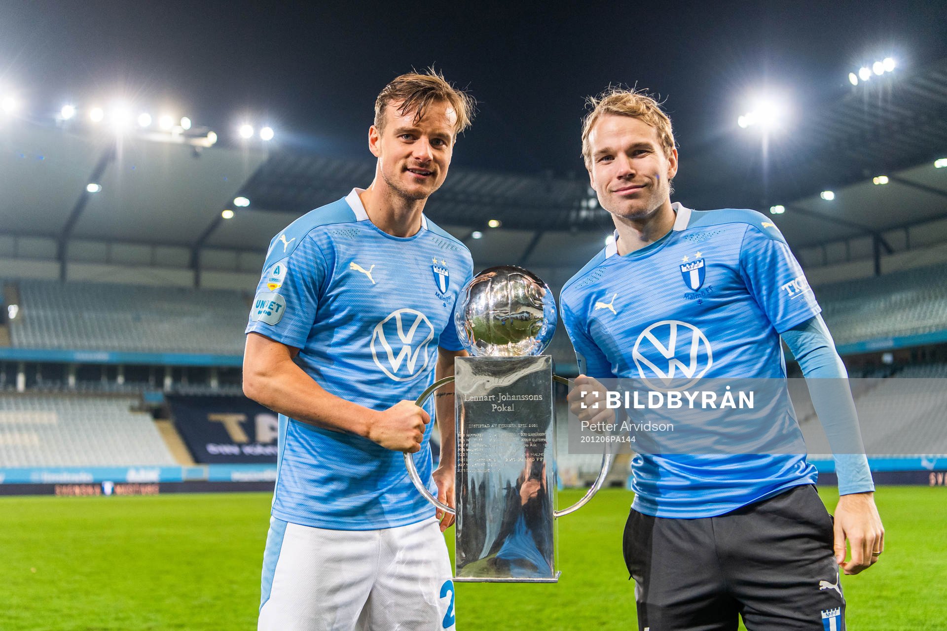 Malmö FFs Eric Larsson och Oscar Lewicki med Lennart