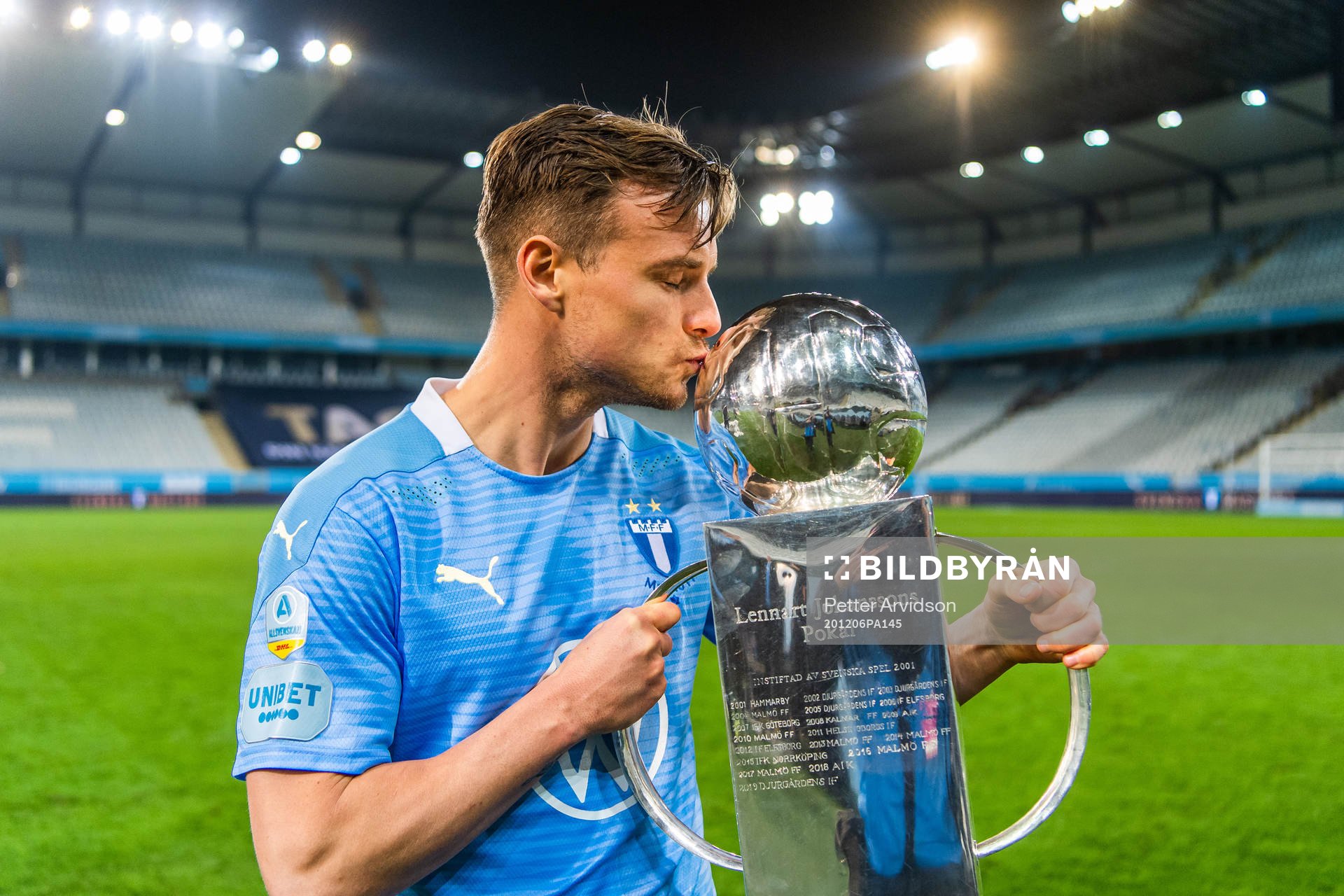 Malmö FFs Eric Larsson med Lennart Johanssons pokal