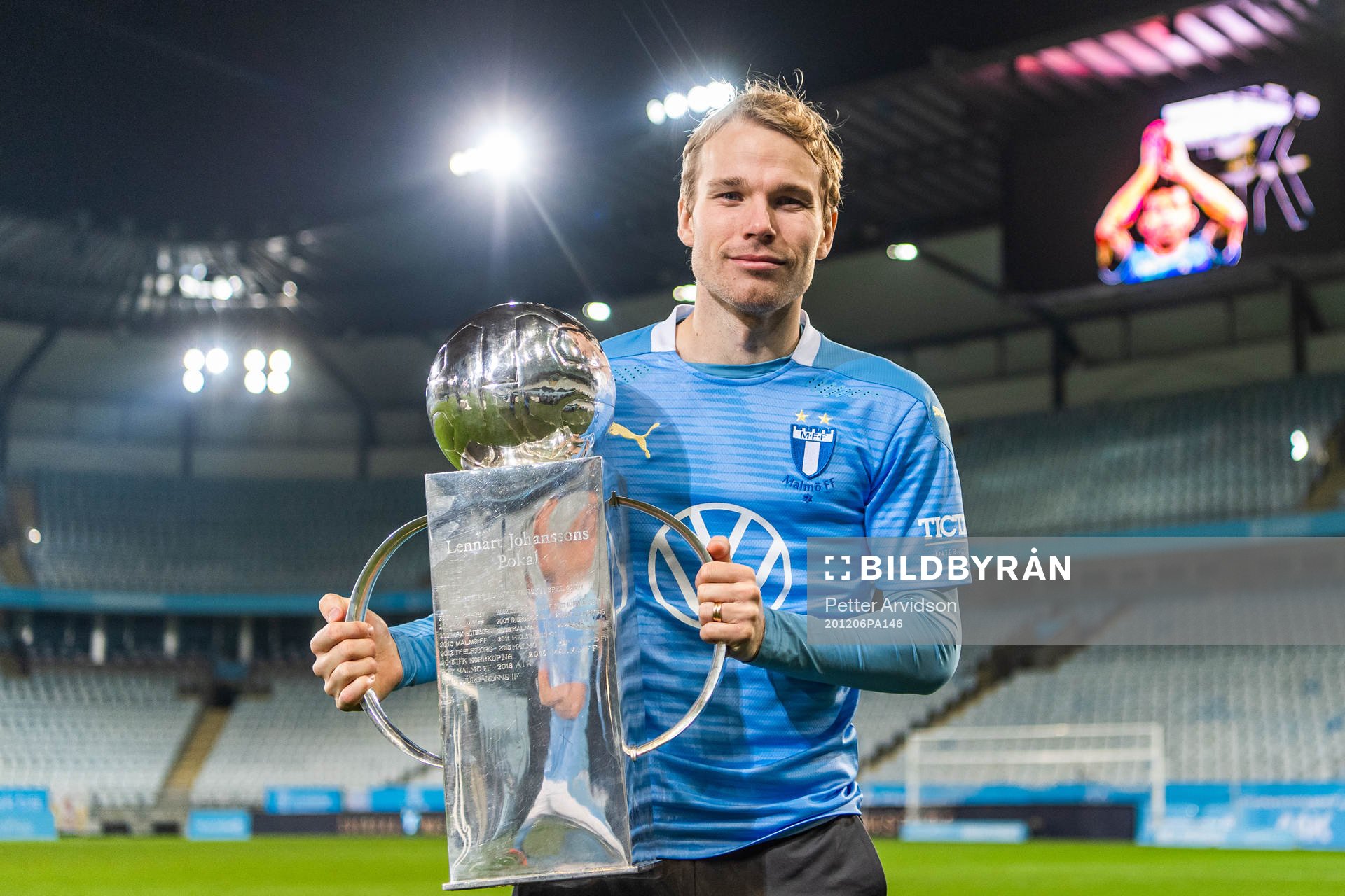 Malmö FFs Oscar Lewicki med Lennart Johanssons pokal