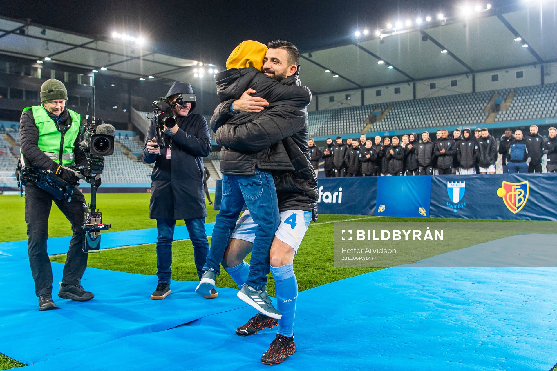 Malmö FFs Behrang Safari kramar sin son när han hyllas