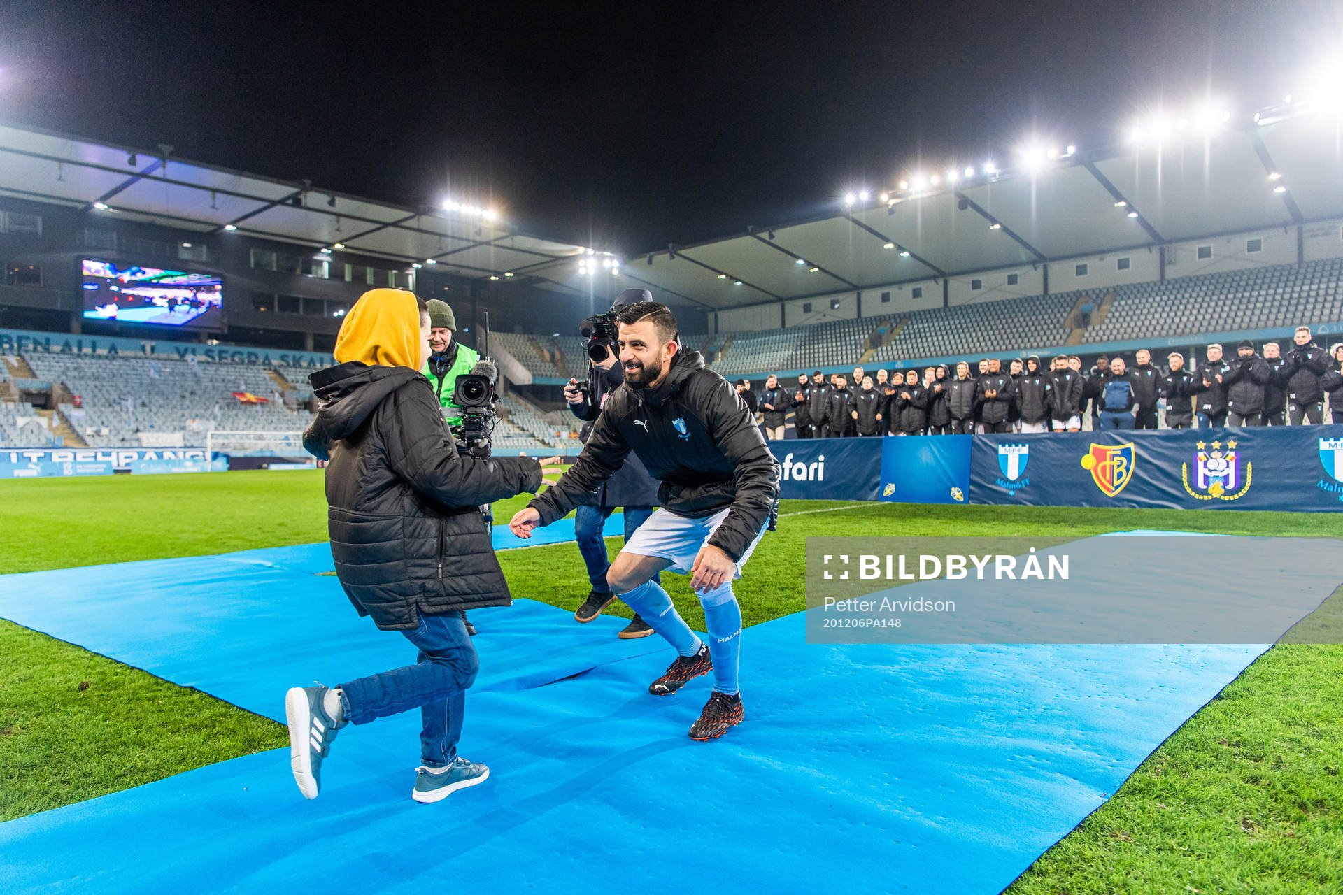 Malmö FFs Behrang Safari kramar sin son när han hyllas
