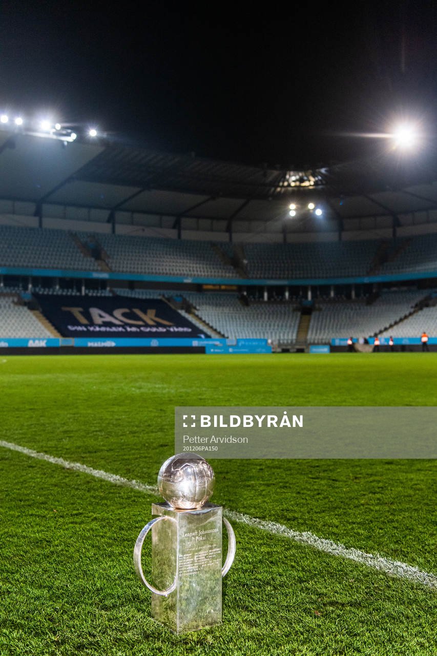 Lennart Johanssons pokal på gräset i Eleda Stadion