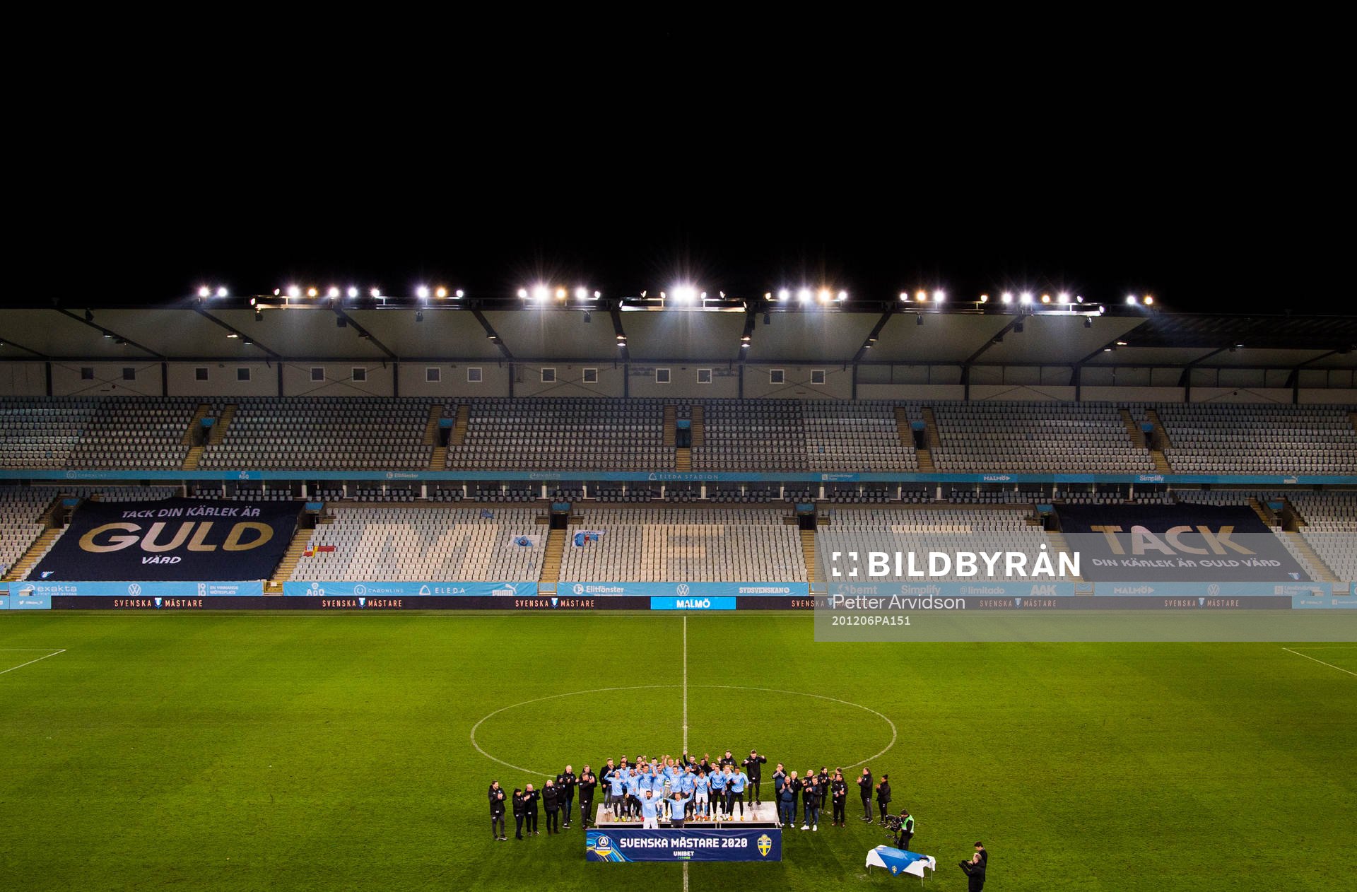 Malmö FFs spelare jublar och lyfter Lennart Johansson pokal