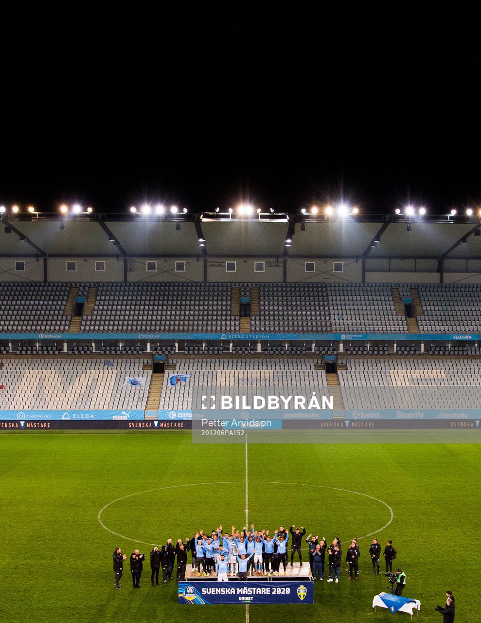 Malmö FFs spelare jublar och lyfter Lennart Johansson pokal