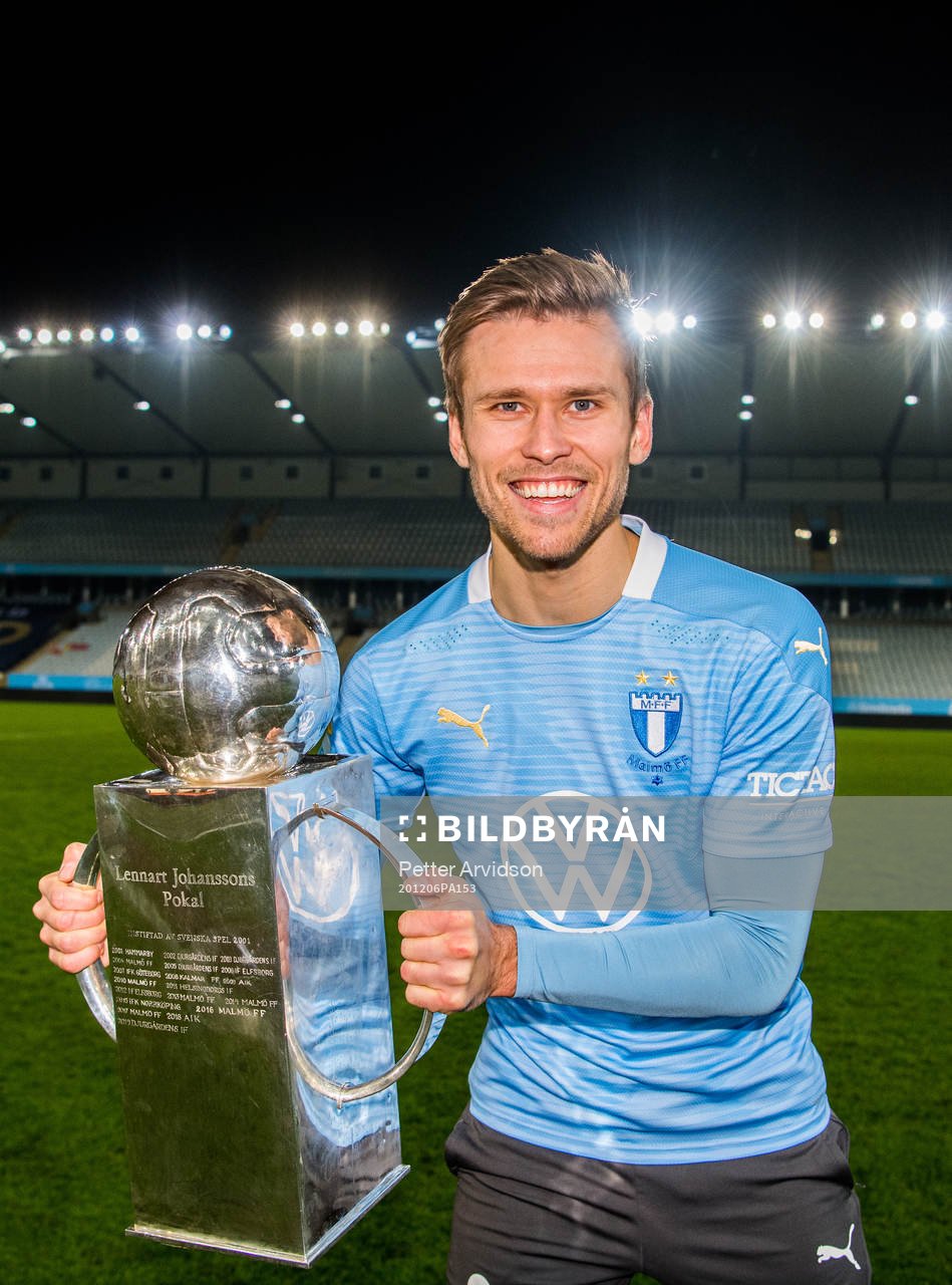 Malmö FFs Arnór Traustason med Lennart Johanssons pokal