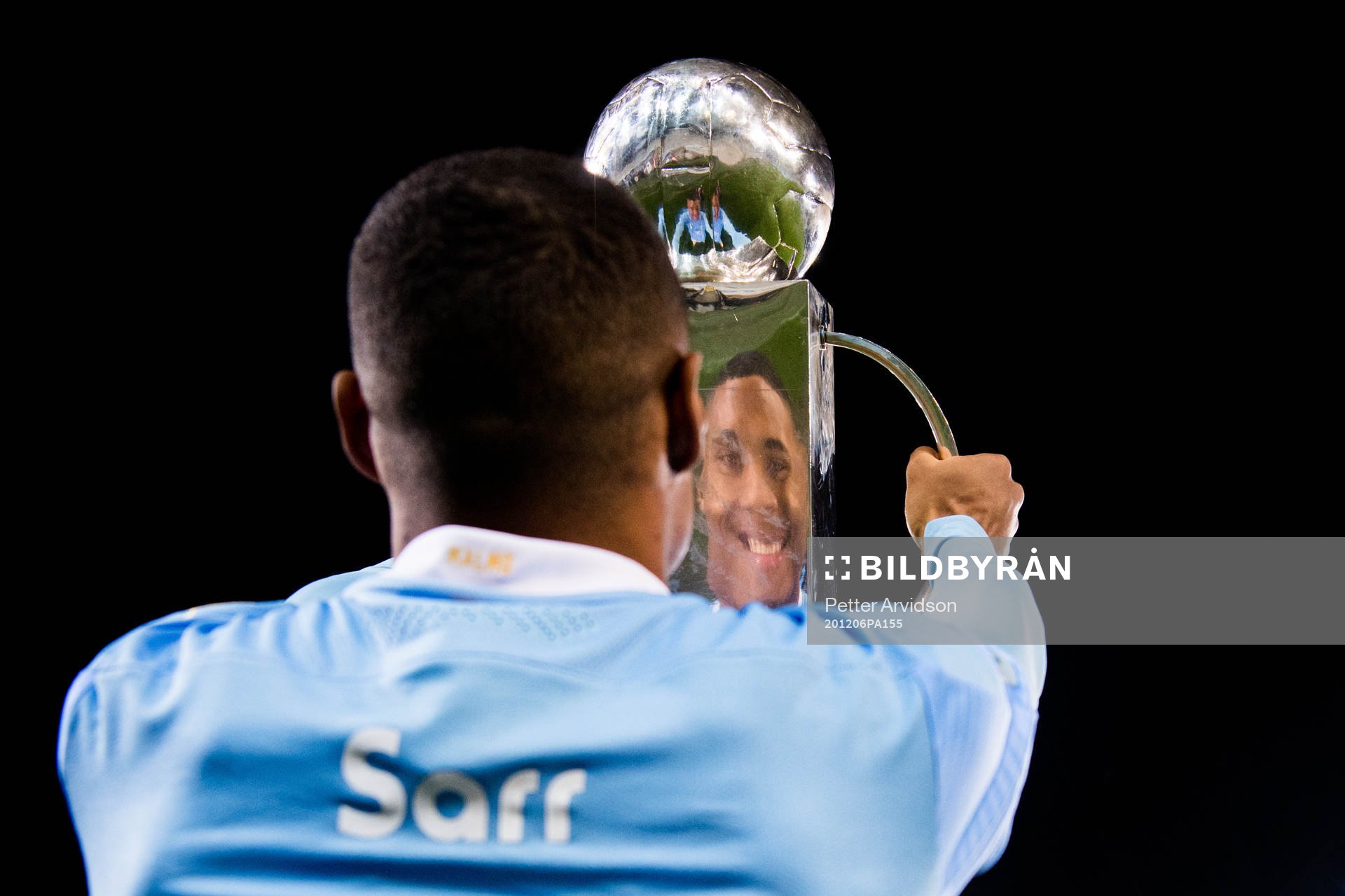 Malmö FFs Amin Sarr med Lennart Johanssons pokal