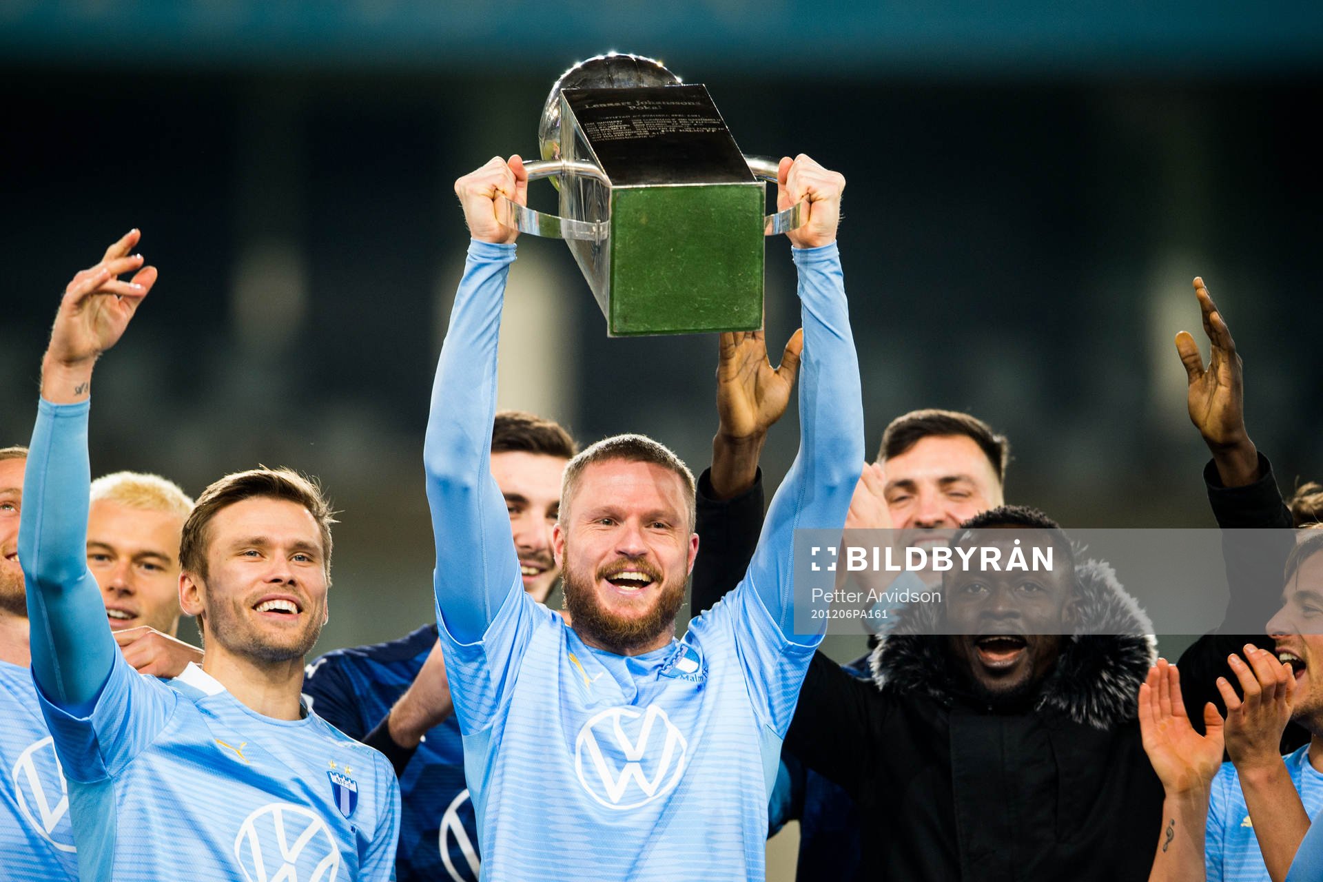 Malmö FFs Lasse Nielsen jublar med Lennart Johanssons pokal