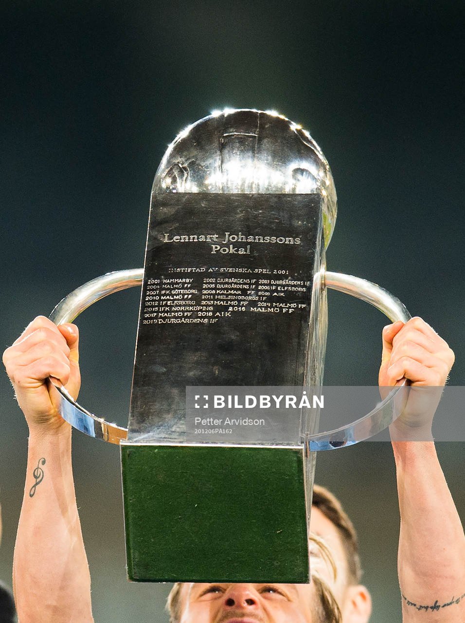 Malmö FFs Eric Larsson jublar med Lennart Johanssons pokal