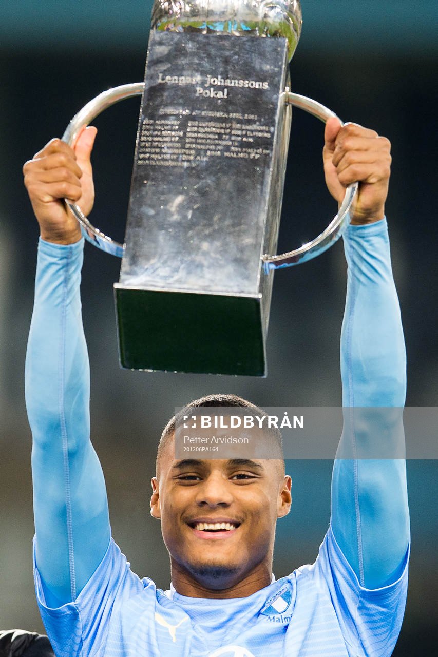 Malmö FFs Amin Sarr jublar med Lennart Johanssons pokal