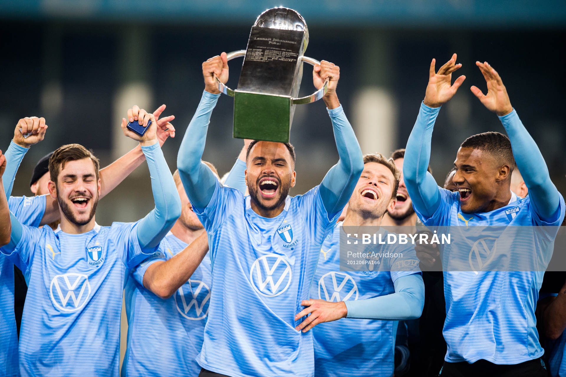 Malmö FFs Isaac Kiese Thelin jublar med Lennart Johanssons