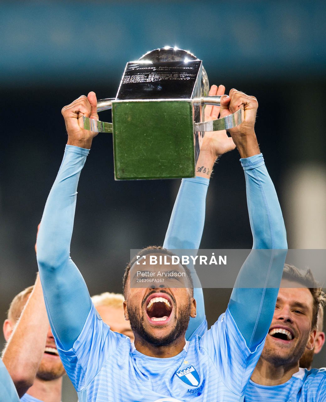 Malmö FFs Isaac Kiese Thelin jublar med Lennart Johanssons