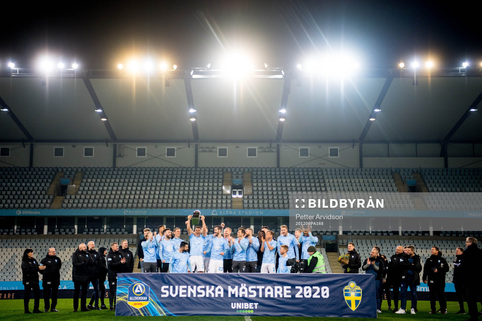 Malmö FFs Jonas Knudsen jublar med Lennart Johanssons pokal