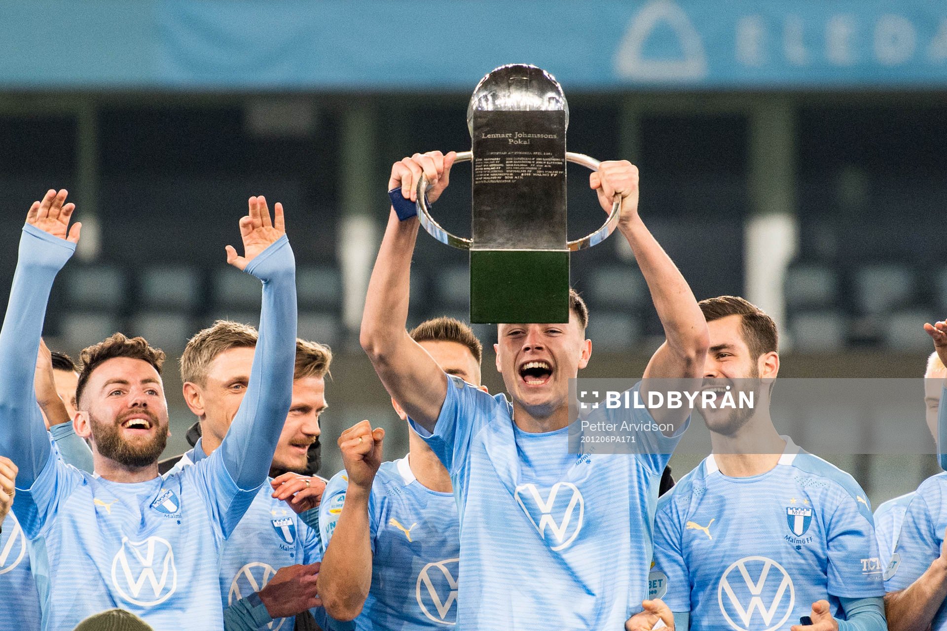 Malmö FFs Anel Ahmedhodzic jublar med Lennart Johanssons