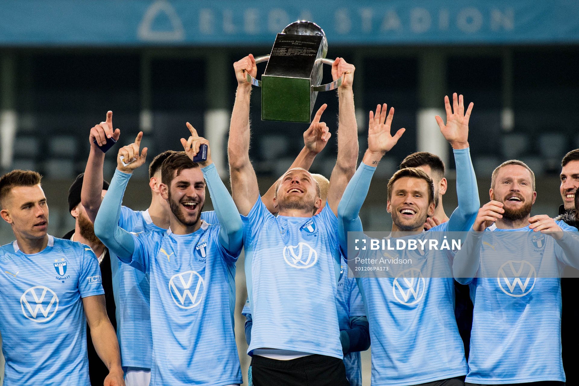 Malmö FFs Franz Brorsson jublar med Lennart Johanssons pokal efter fotbollsmatchen i Allsvenskan mellan Malmö FF och Östersund den 6 december 2020 i Malmö.
